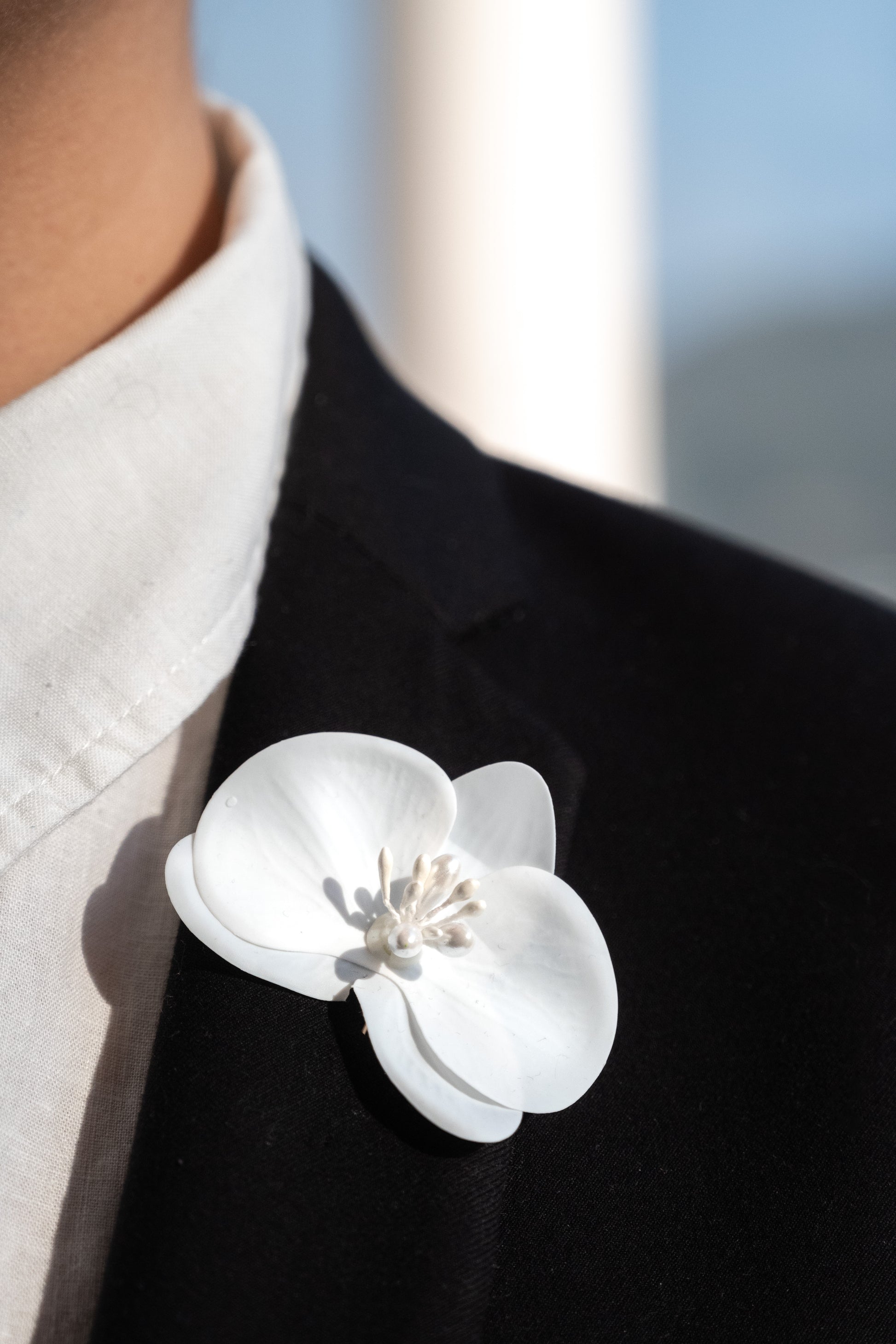 Boutonniere con flor tipo orquídea para novio, padrinos o invitados.