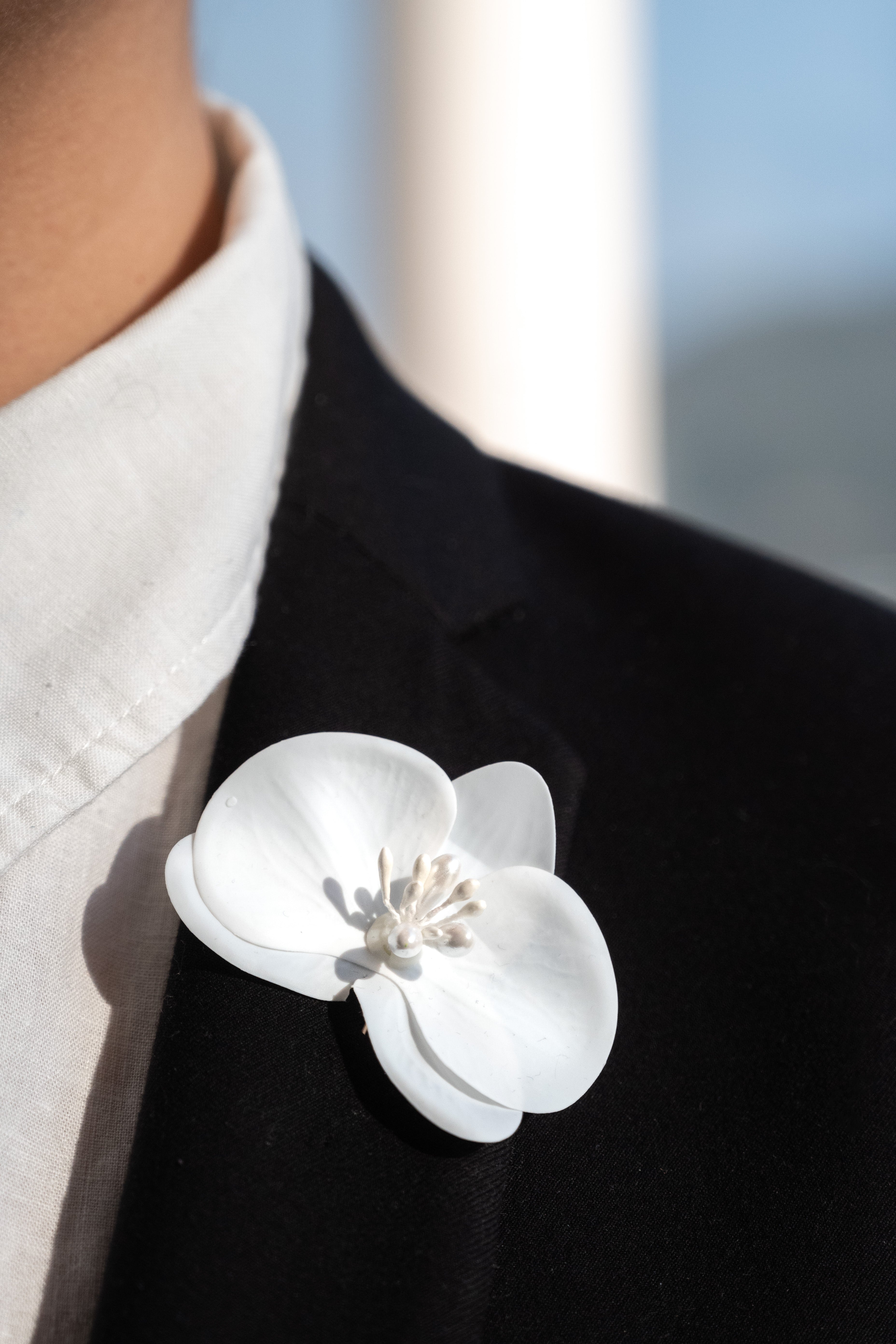 Boutonniere con flor tipo orquídea para novio, padrinos o invitados.