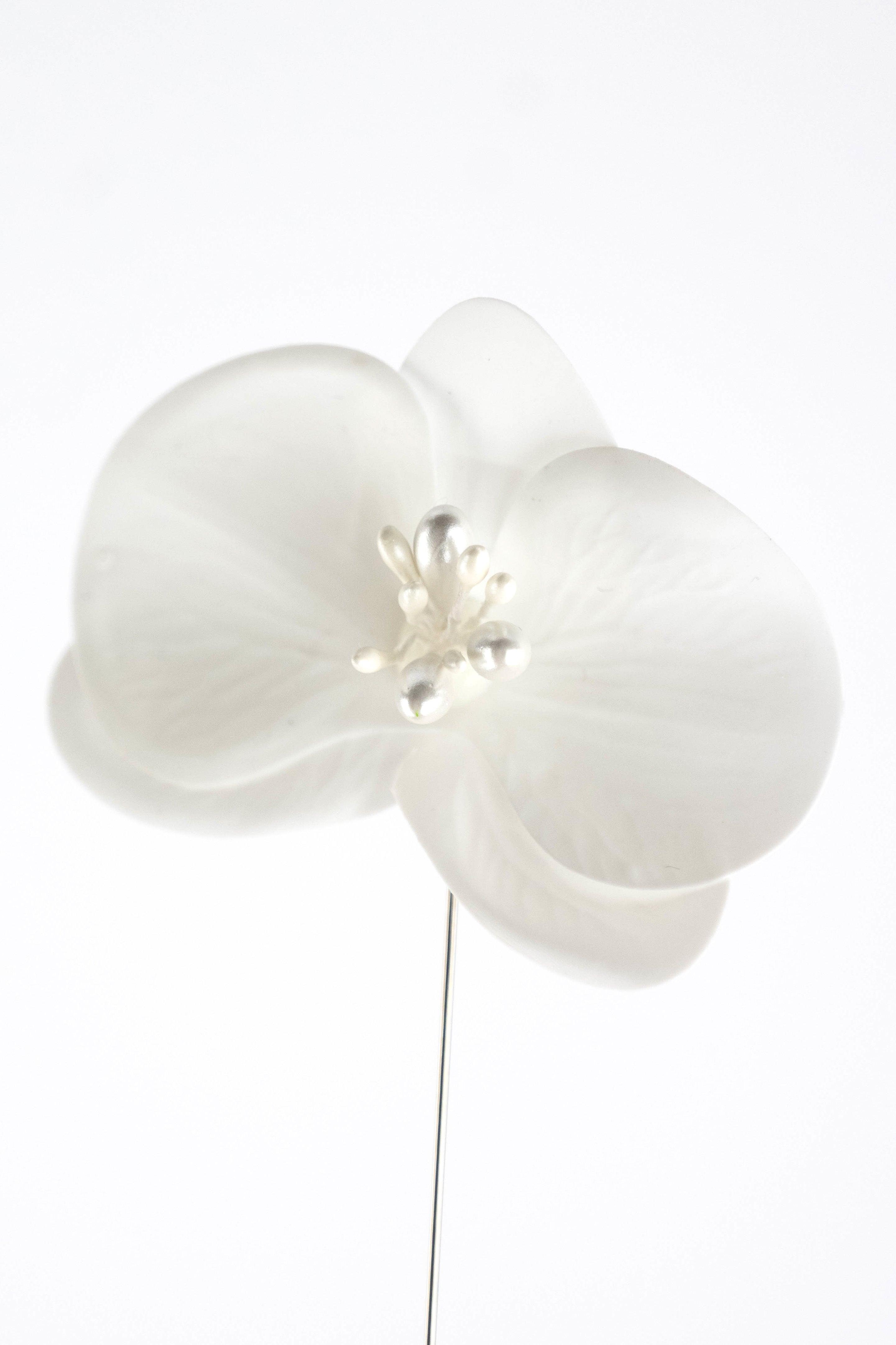 Boutonniere con flor tipo orquídea para novio, padrinos o invitados.