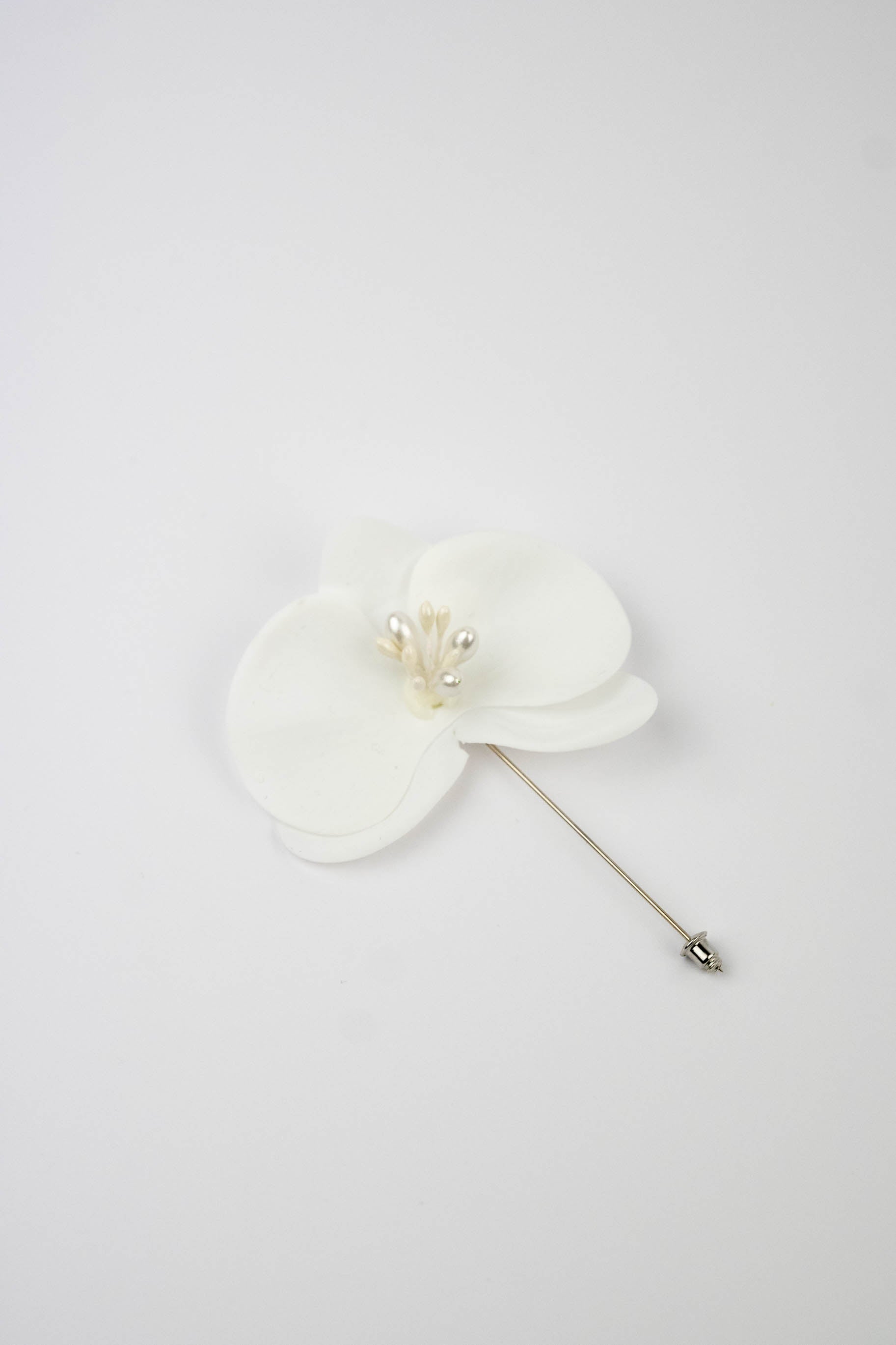 Boutonniere con flor tipo orquídea para novio, padrinos o invitados.