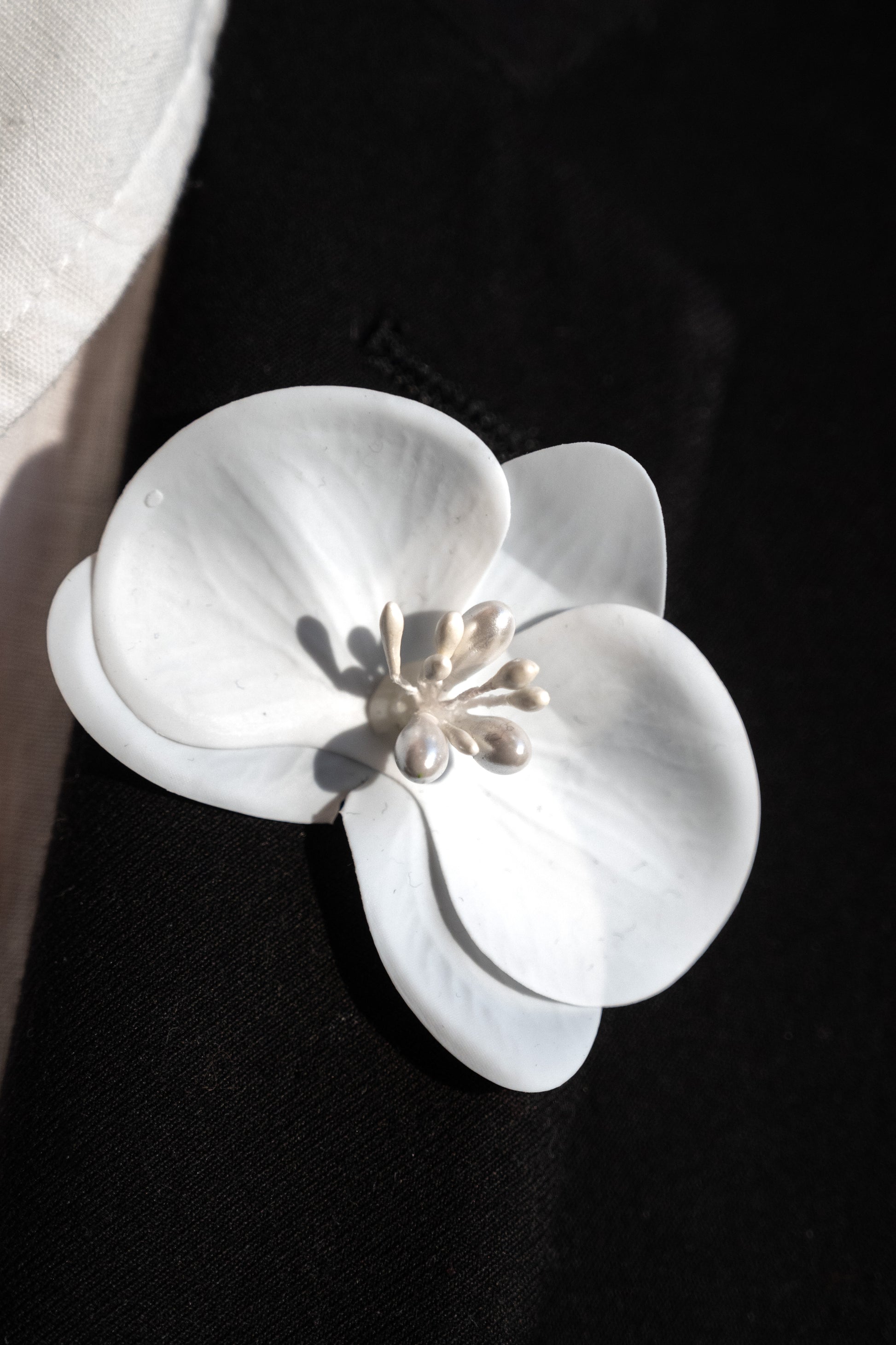 Boutonniere con flor tipo orquídea para novio, padrinos o invitados.