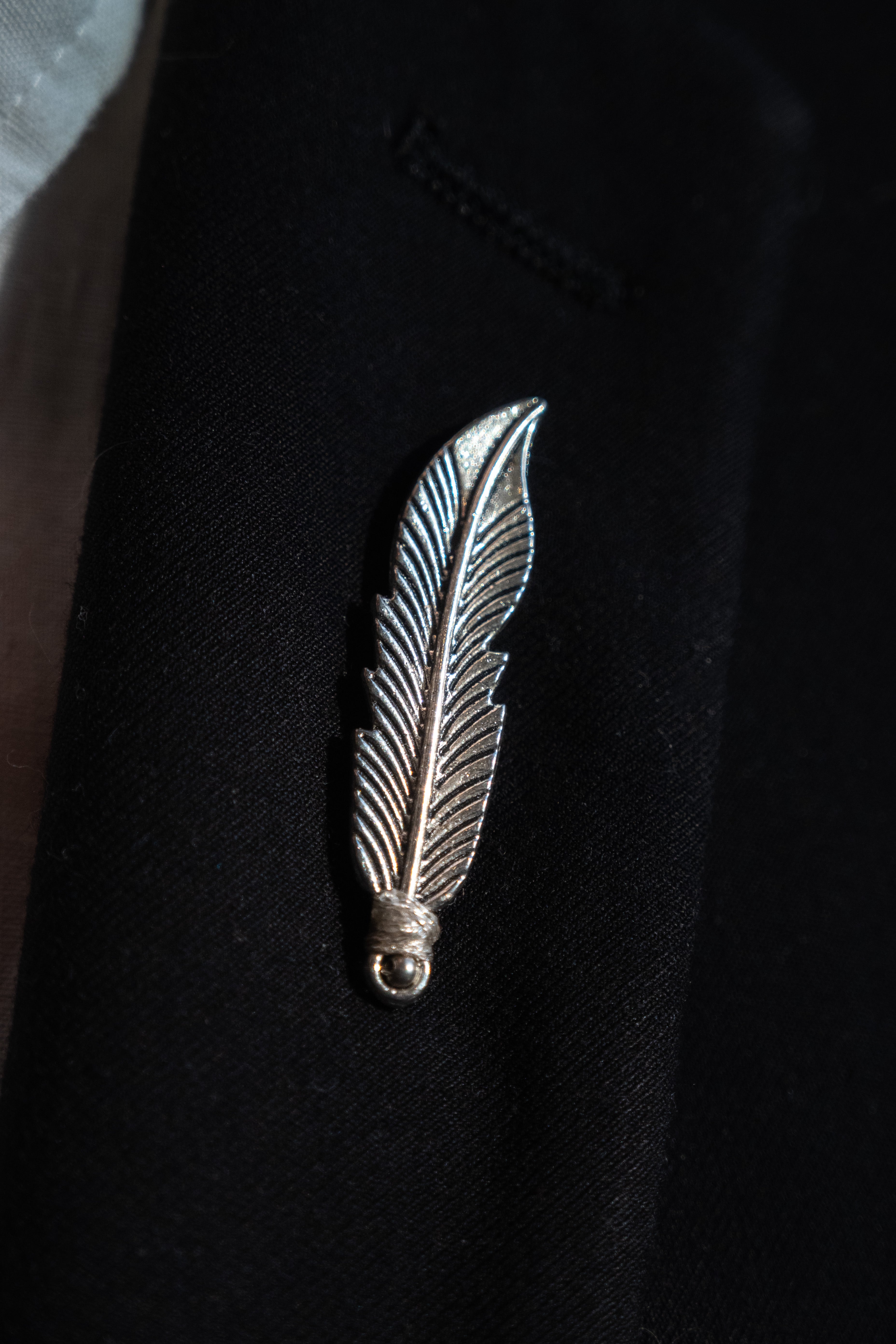 Boutonniere plateado “Ala” Chica elegante para novio, padrinos o familiares.