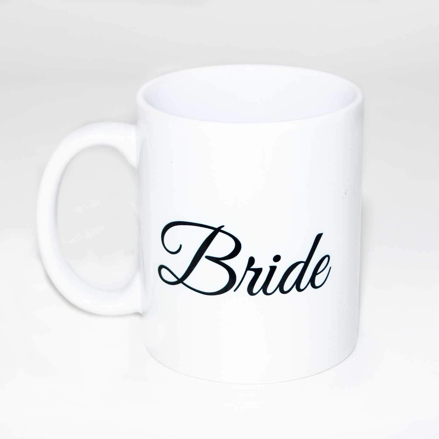 Taza en color blanco con texto "Bride" en color negro