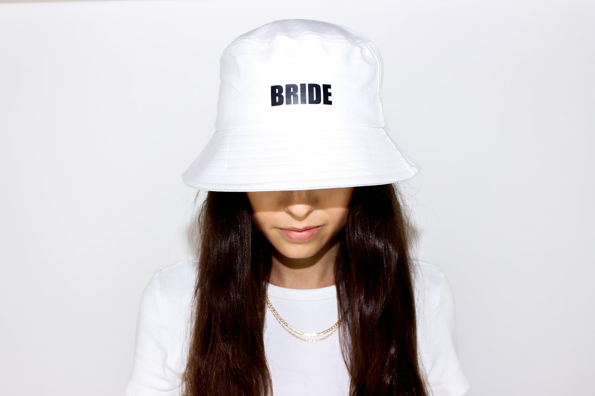 Bucket hat blanco con "bride" en vinil negro