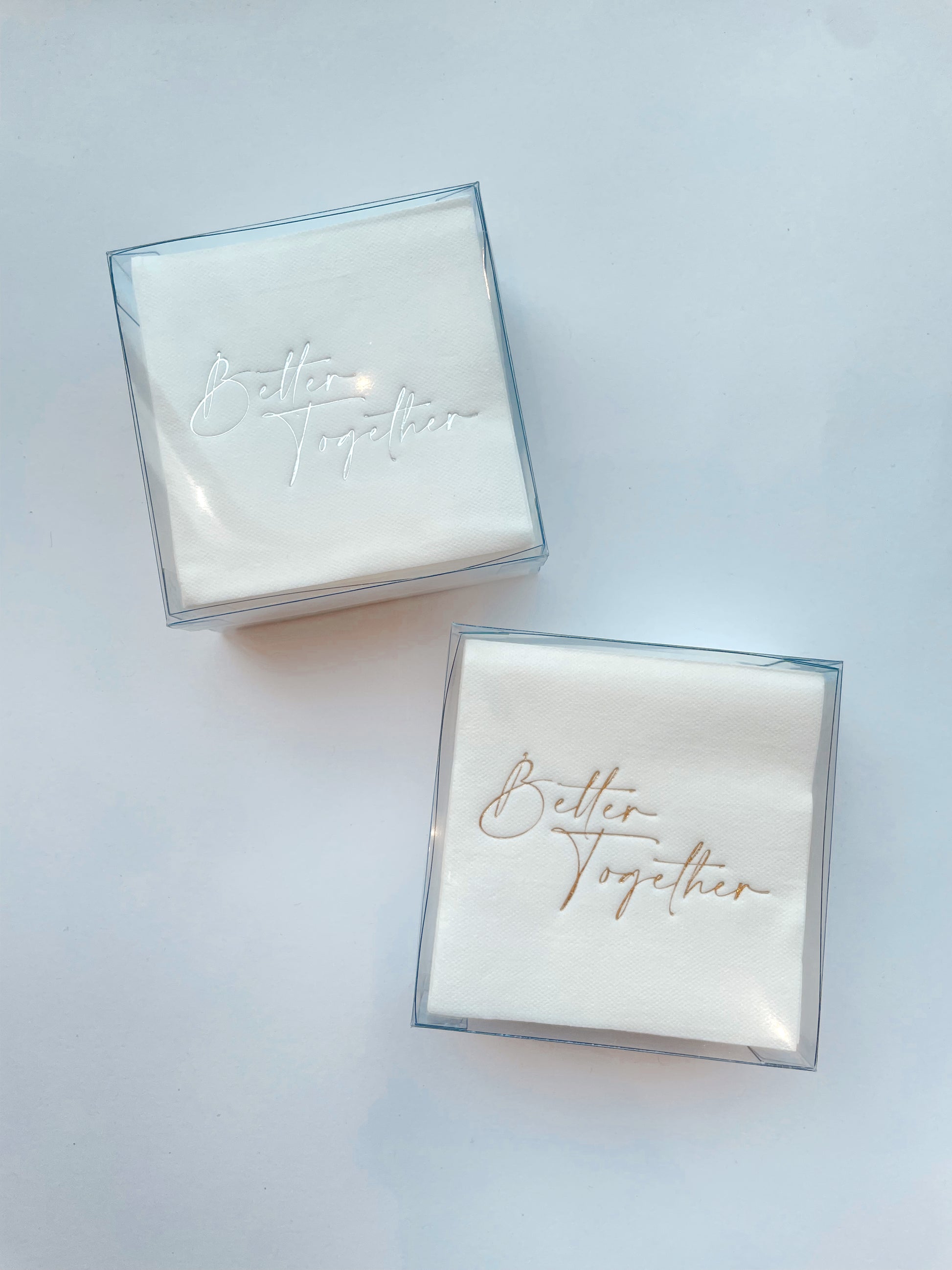 Servilletas cocteleras blancas con letras plateadas en foil "Better Together"