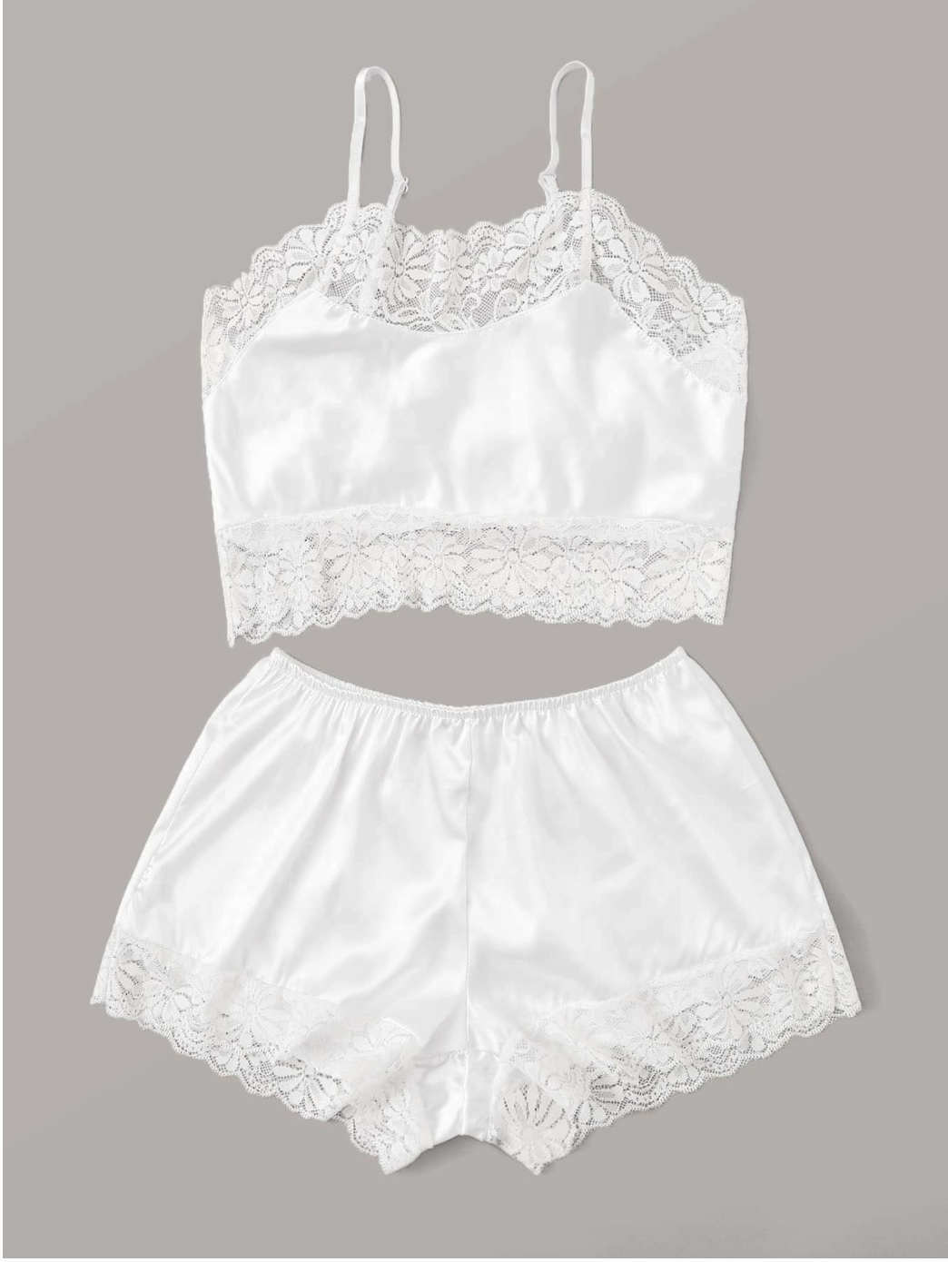Conjunto de blusa tirantes y short color blanco con acabados de encaje, ideales como ropa interior de una bata o como pijama.