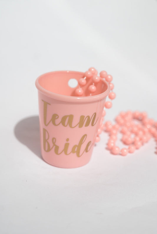 Collar para shots color rosa con texto "Team Bride"