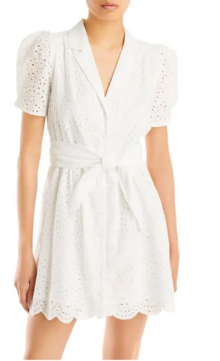 Vestido blanco corto con encaje, botones y cinto