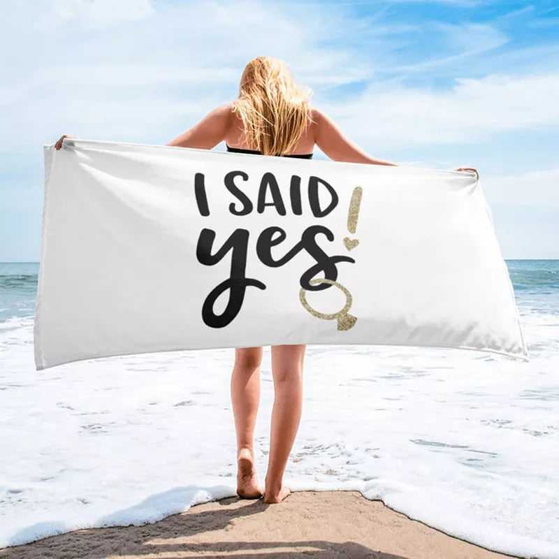 1 toalla color blanca con frase "She said yes" en color negro