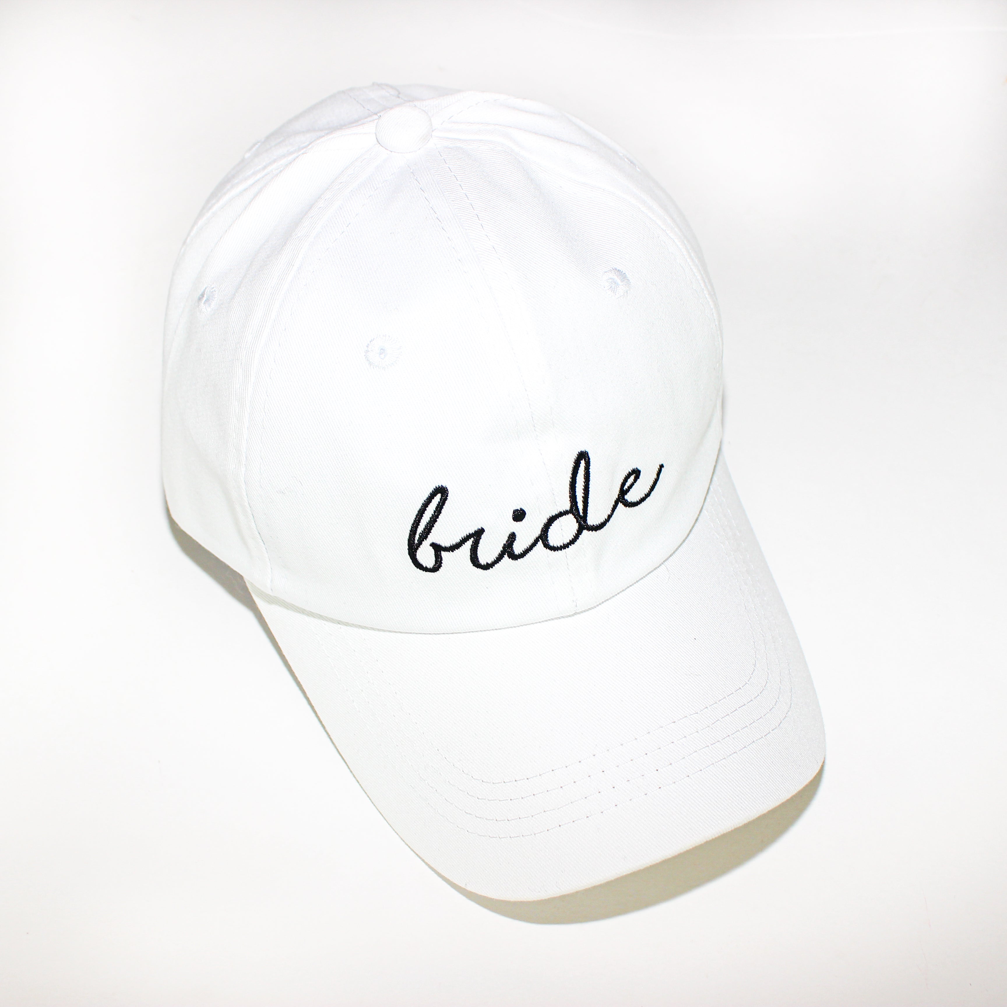 Gorra blanca con frase "Bride" en negro