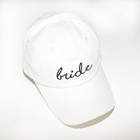 Gorra blanca con frase "Bride" en negro