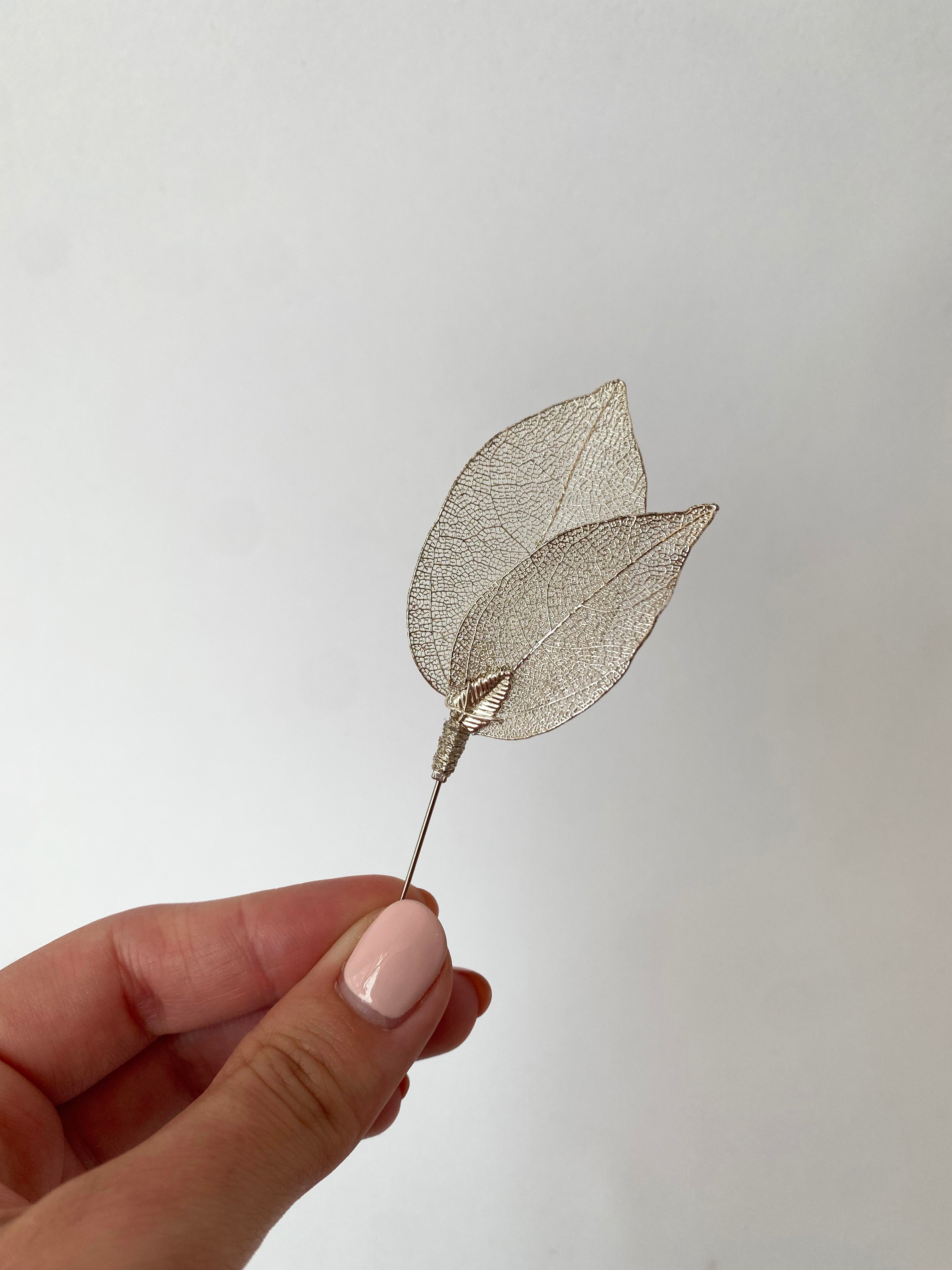Boutonniere Hoja Plateada Doble