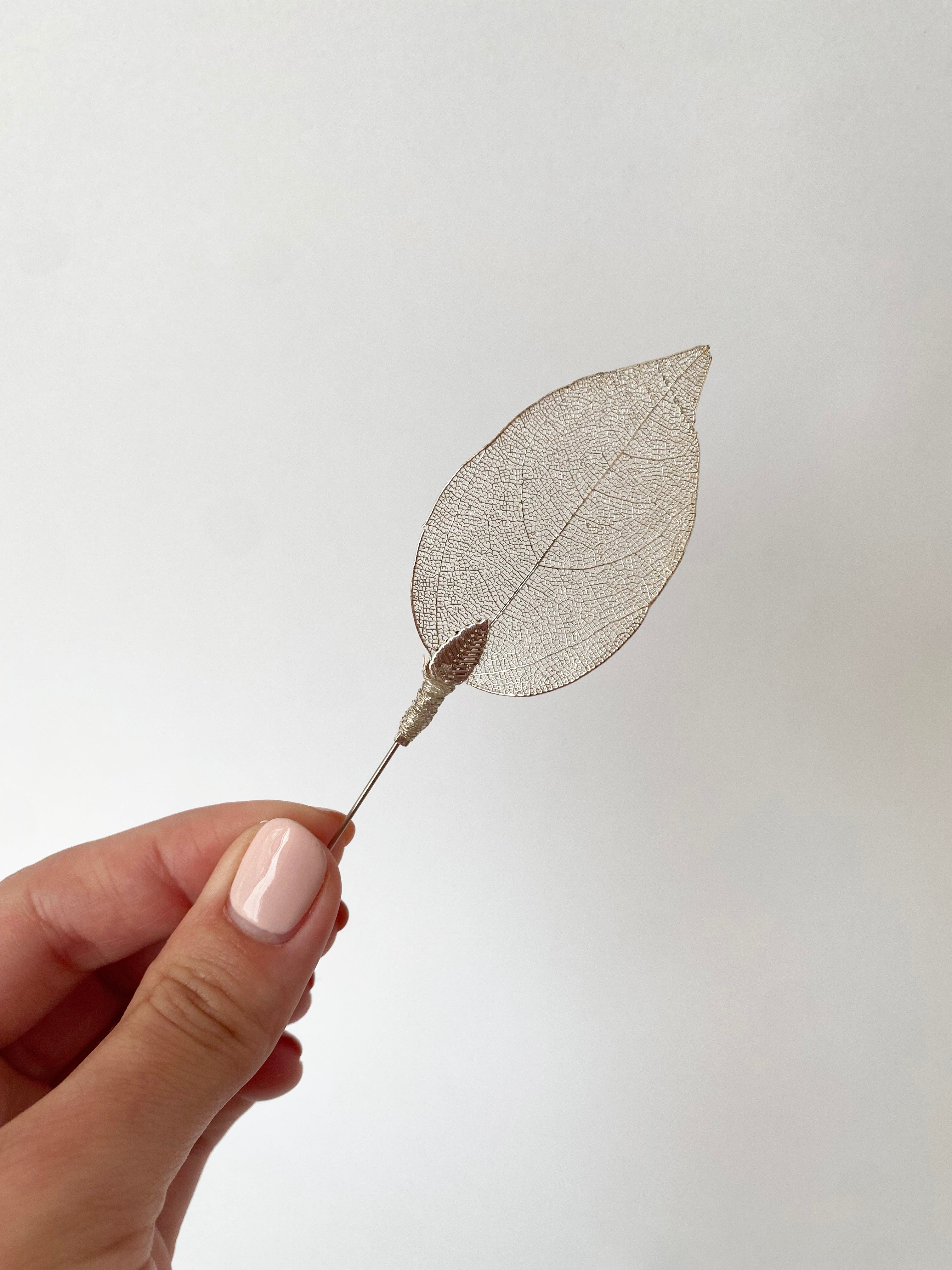 Boutonniere Hoja Plateada