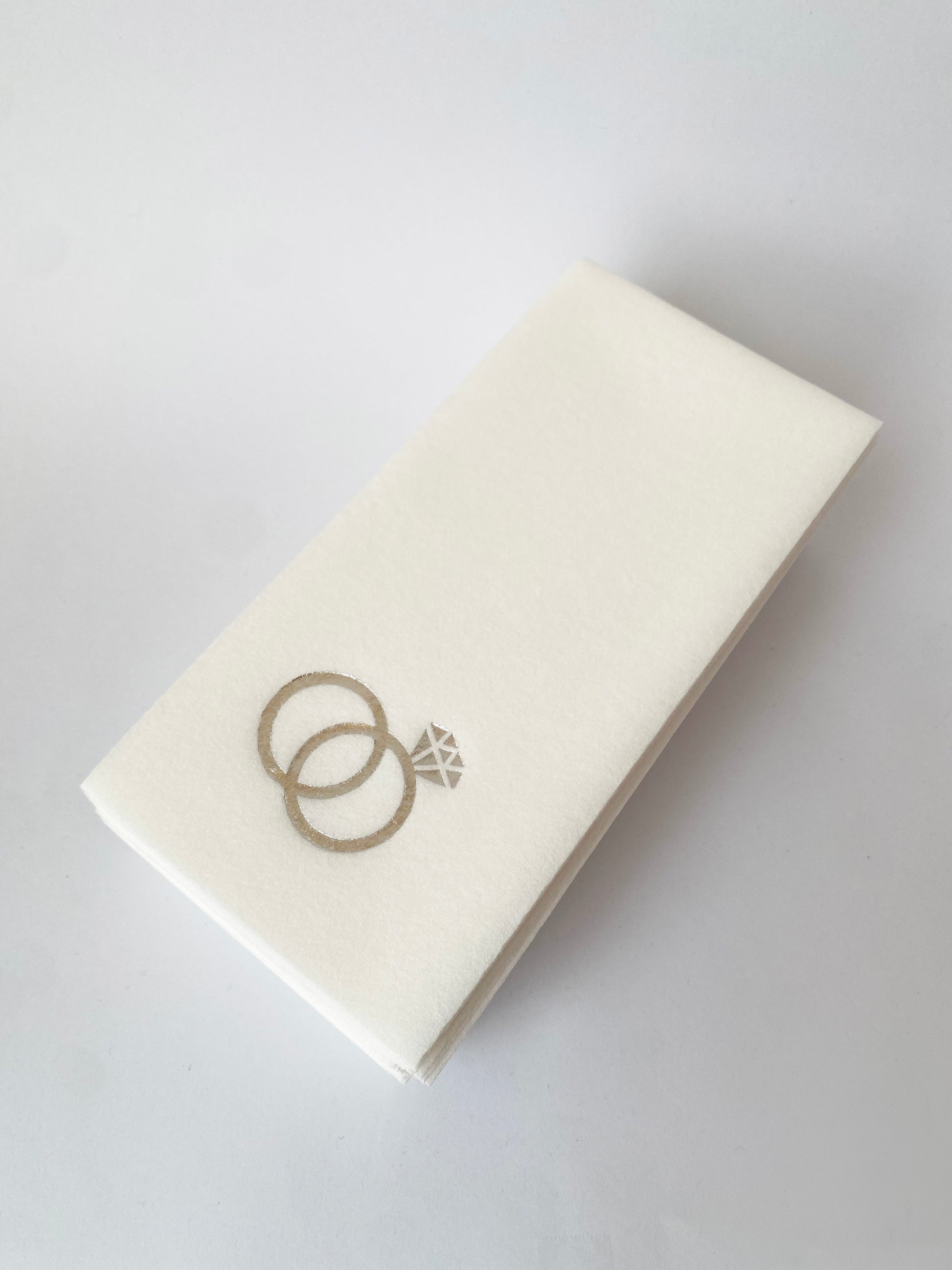 Servillletas rectangulares con figura de anillos en foil plateado