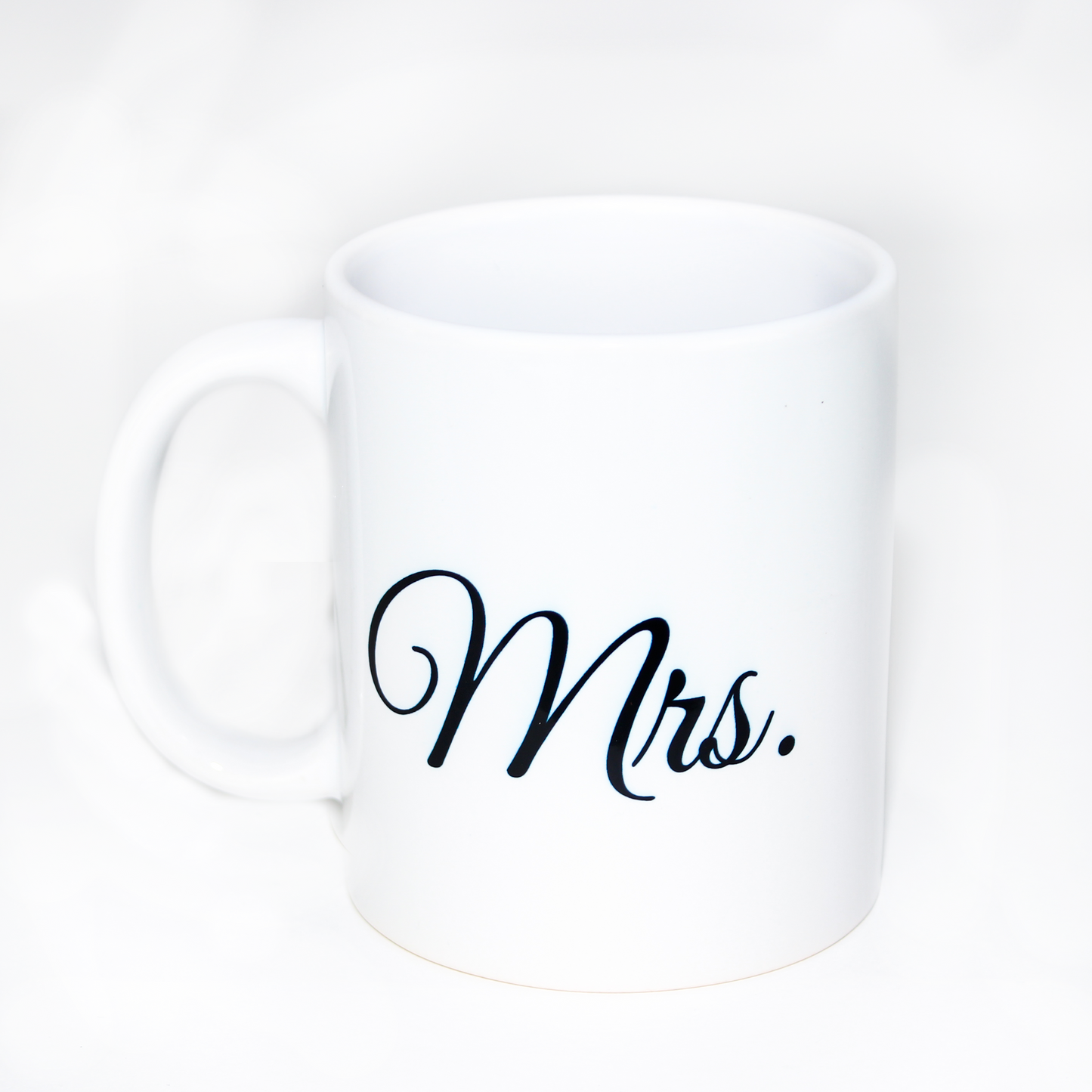 Taza en color blanco con texto "Mrs." en color negro