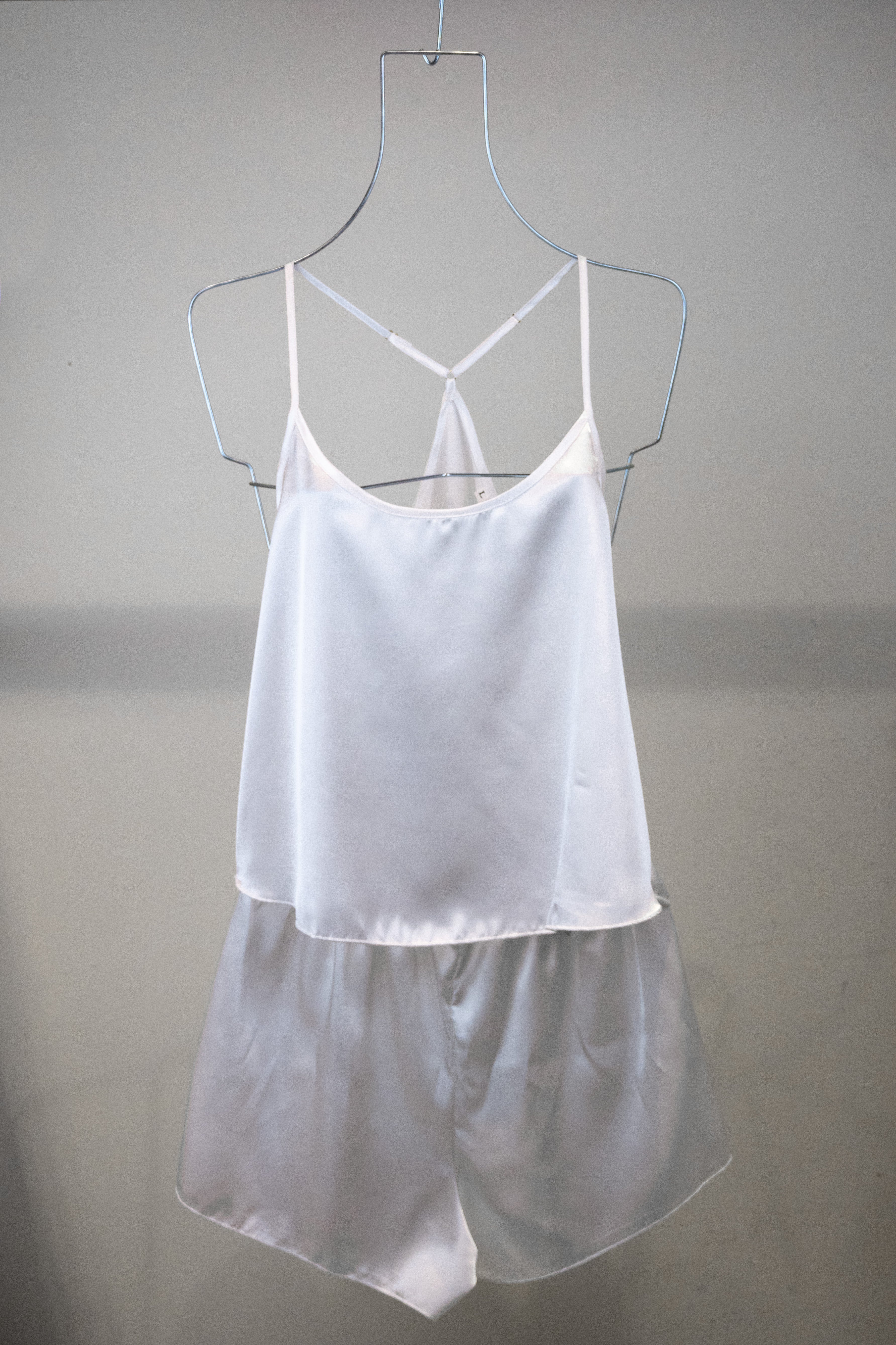 Conjunto de pijama de satín blanca con blusa y short, ideal para novia.