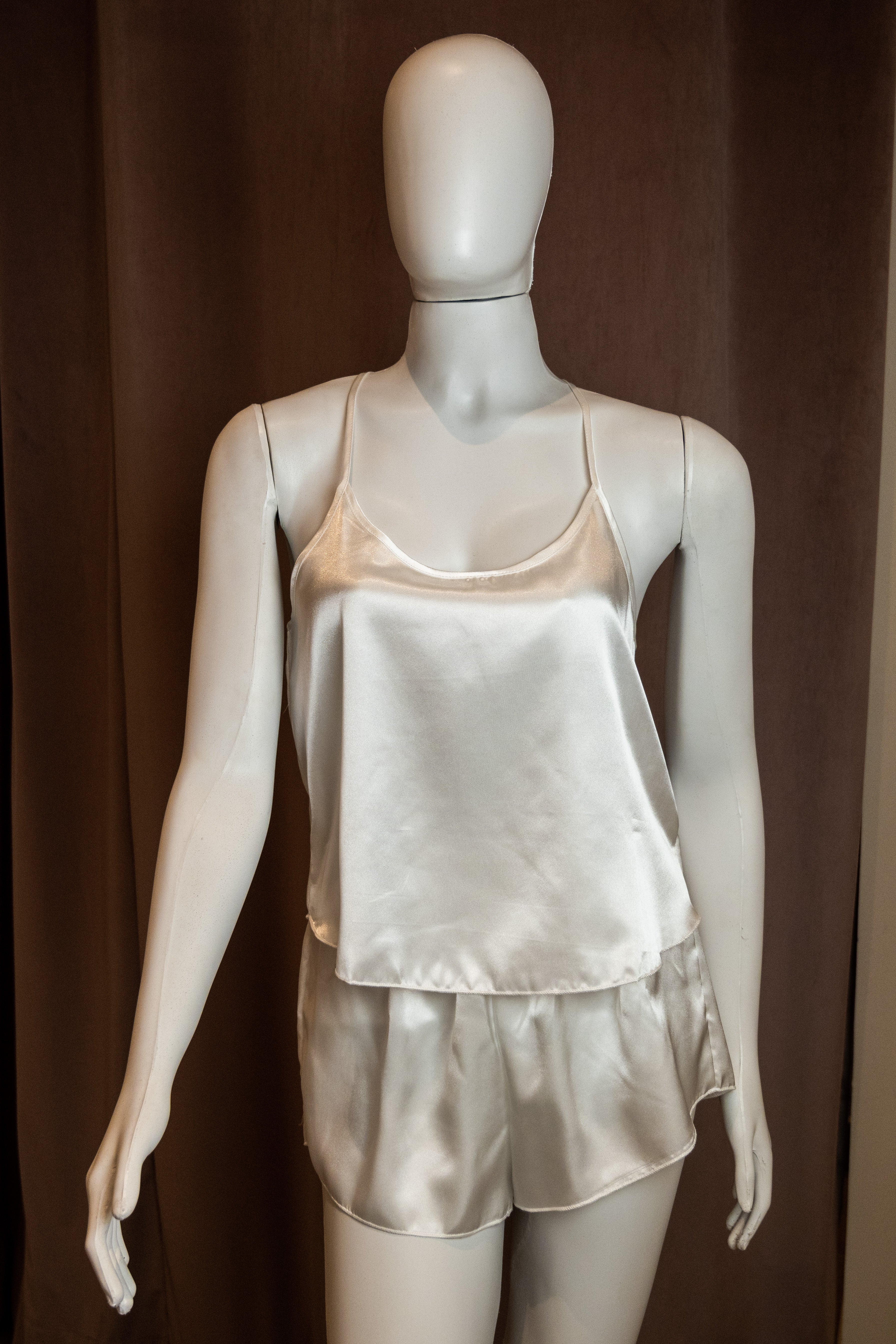 Conjunto de pijama de satín blanca con blusa y short, ideal para novia.
