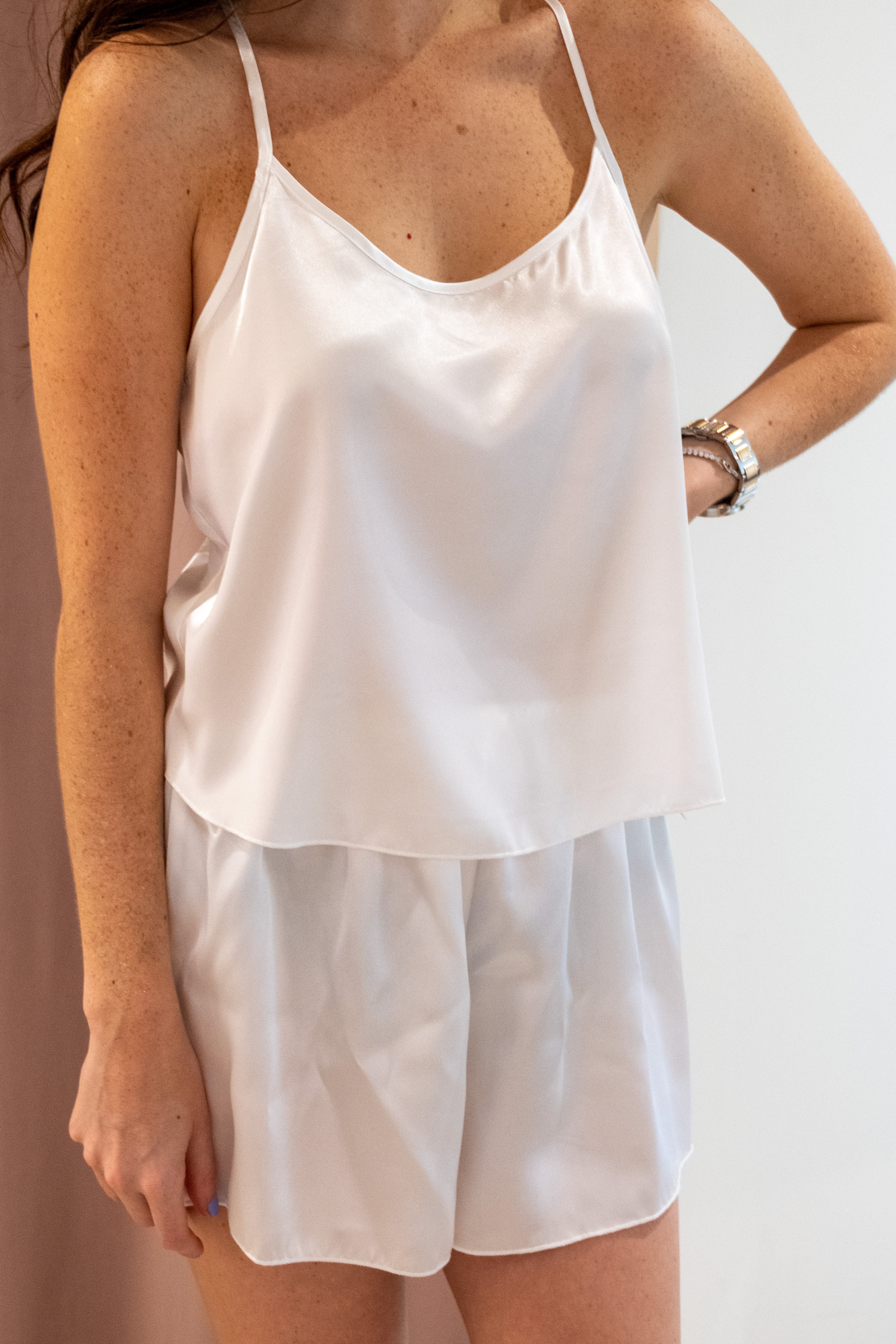 Conjunto de pijama de satín blanca con blusa y short, ideal para novia.