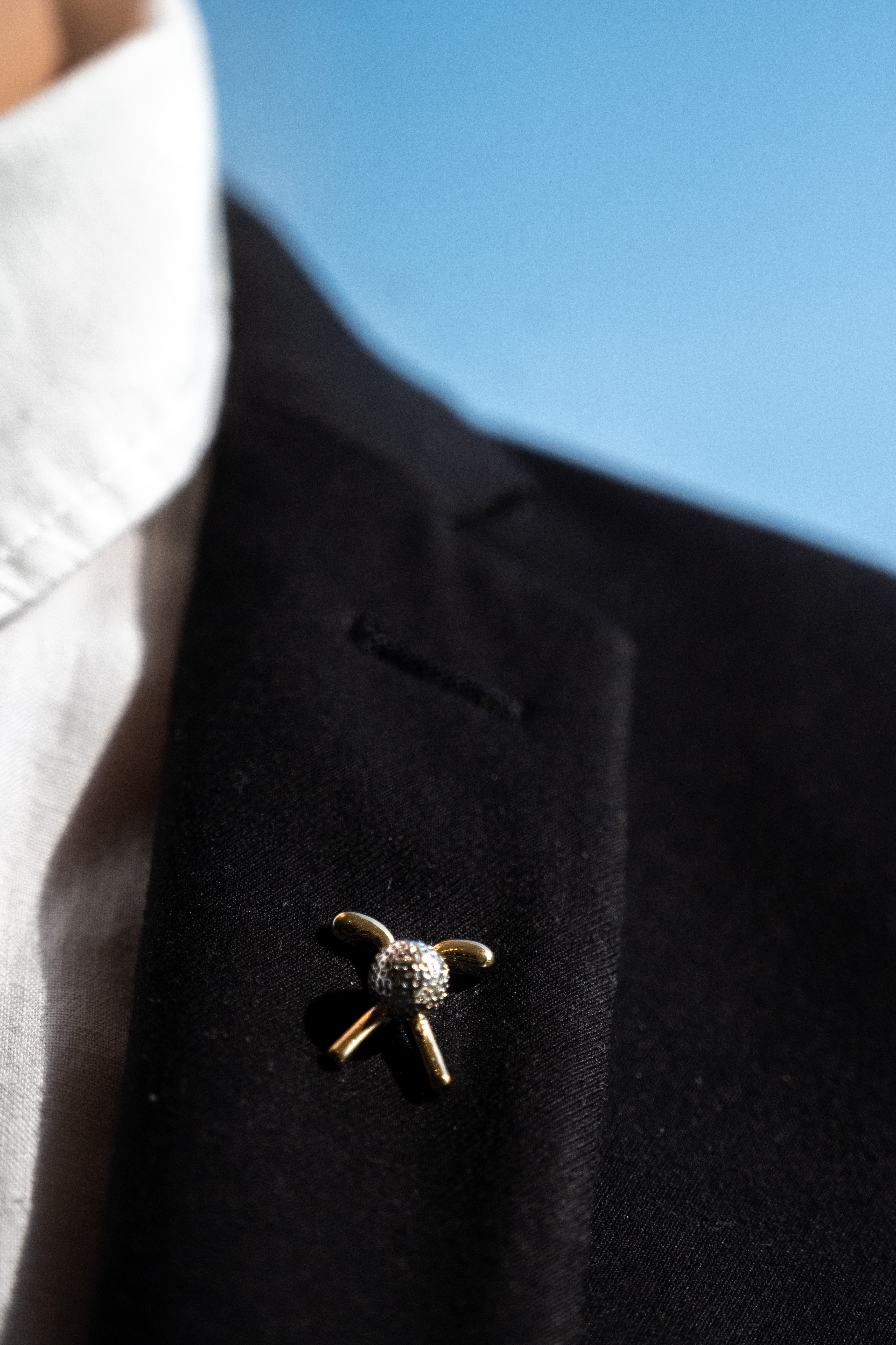 Pin boutonniere “Golf” para novios, padrinos o invitados.