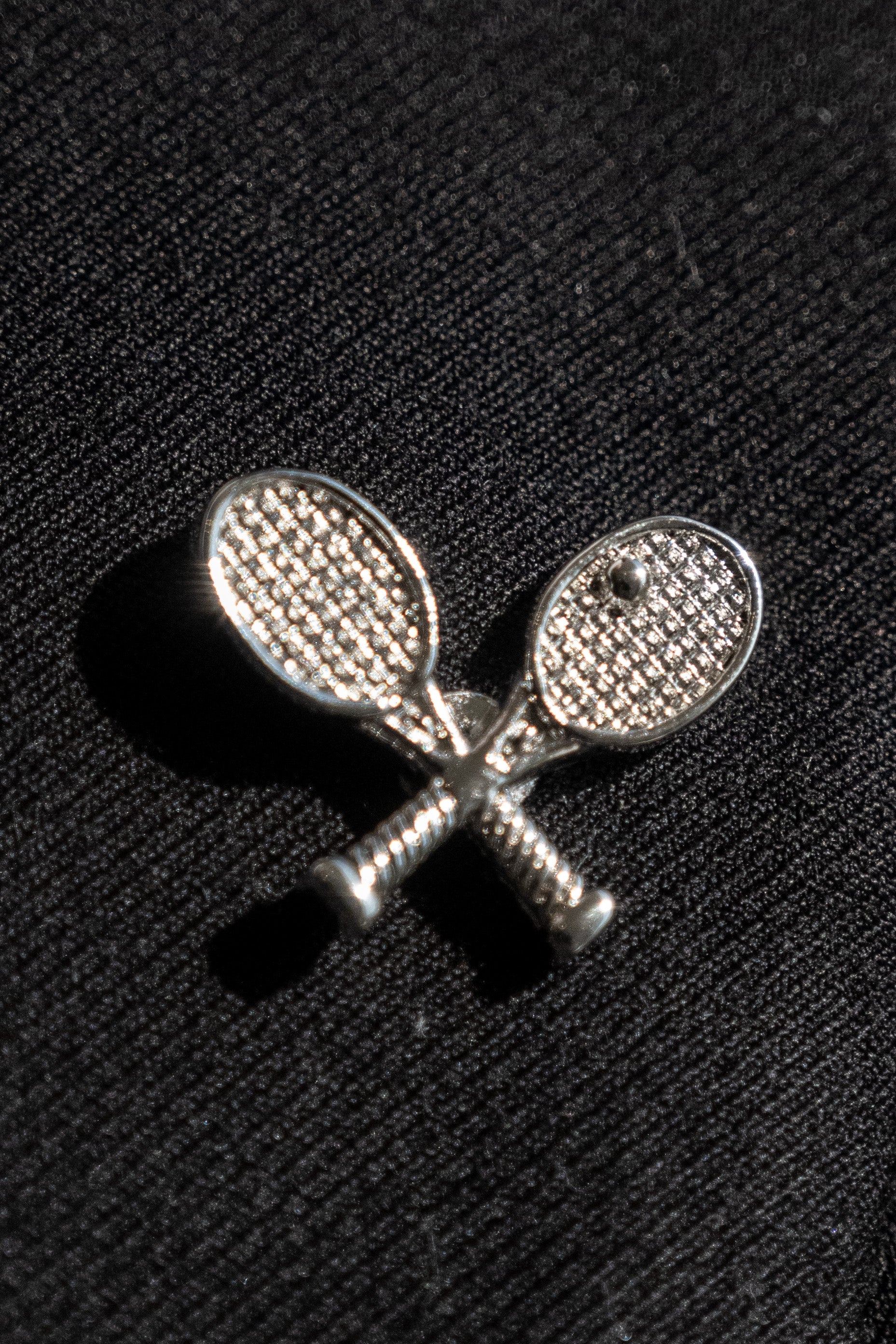 Detalle del Pin Boutonniere Raqueta Tennis Bride Thru, accesorio original para novio, padrinos o invitados