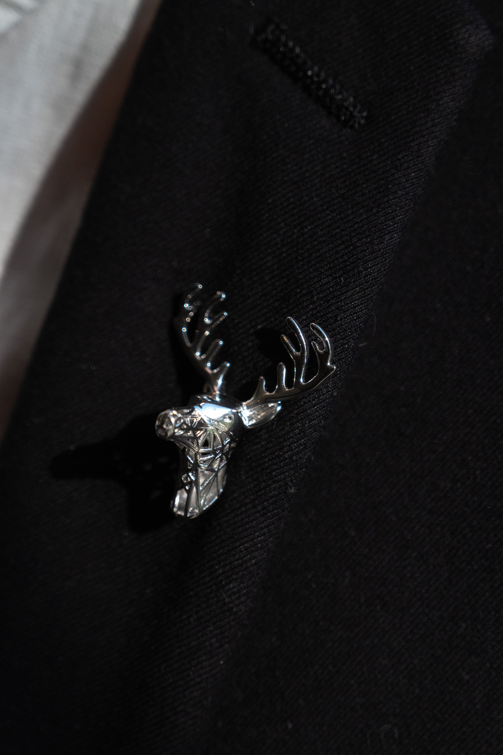 Pin boutonniere “Venado Plata” para novios, padrinos o familiares.