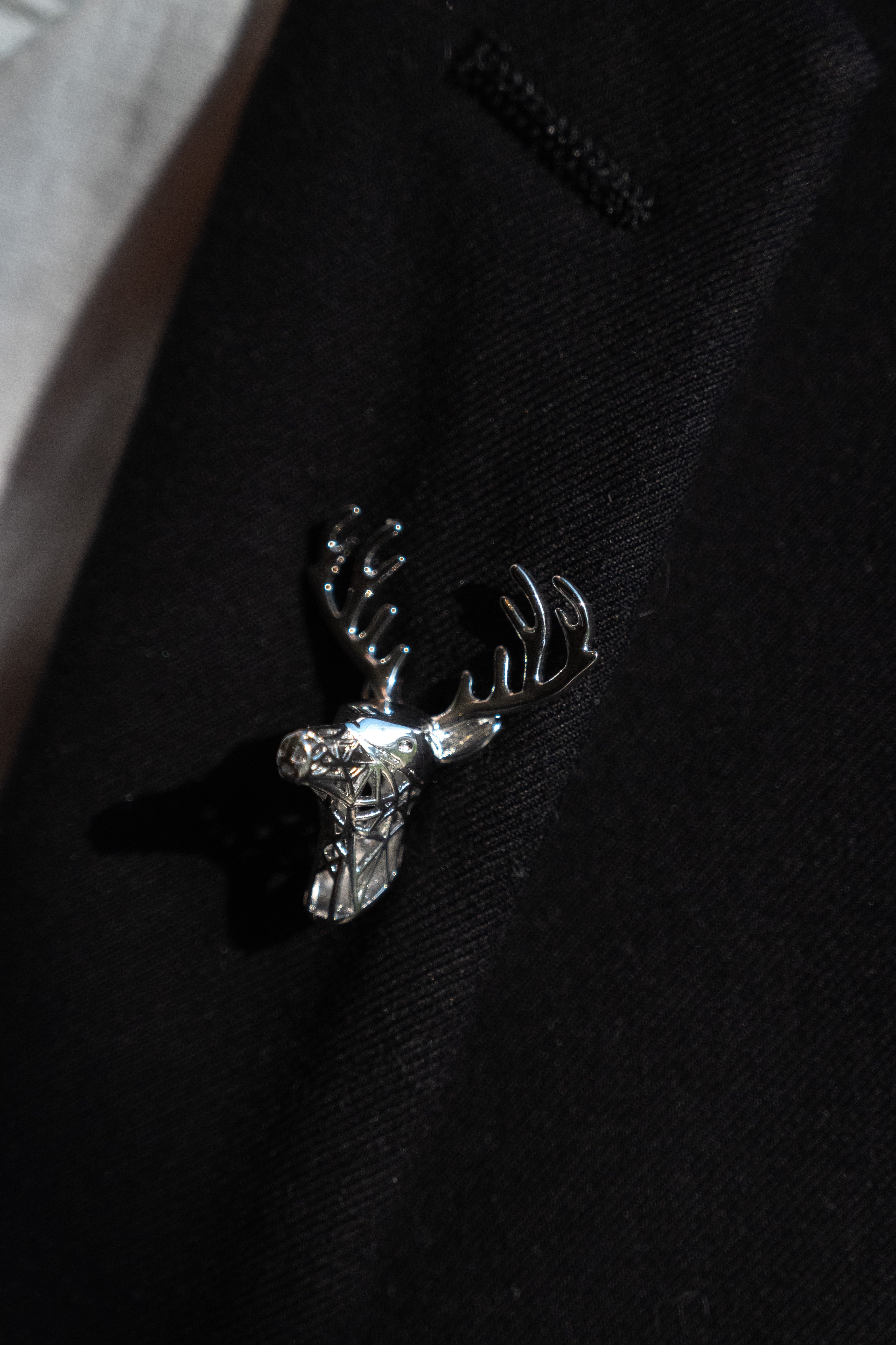 Pin boutonniere “Venado Plata” para novios, padrinos o familiares.