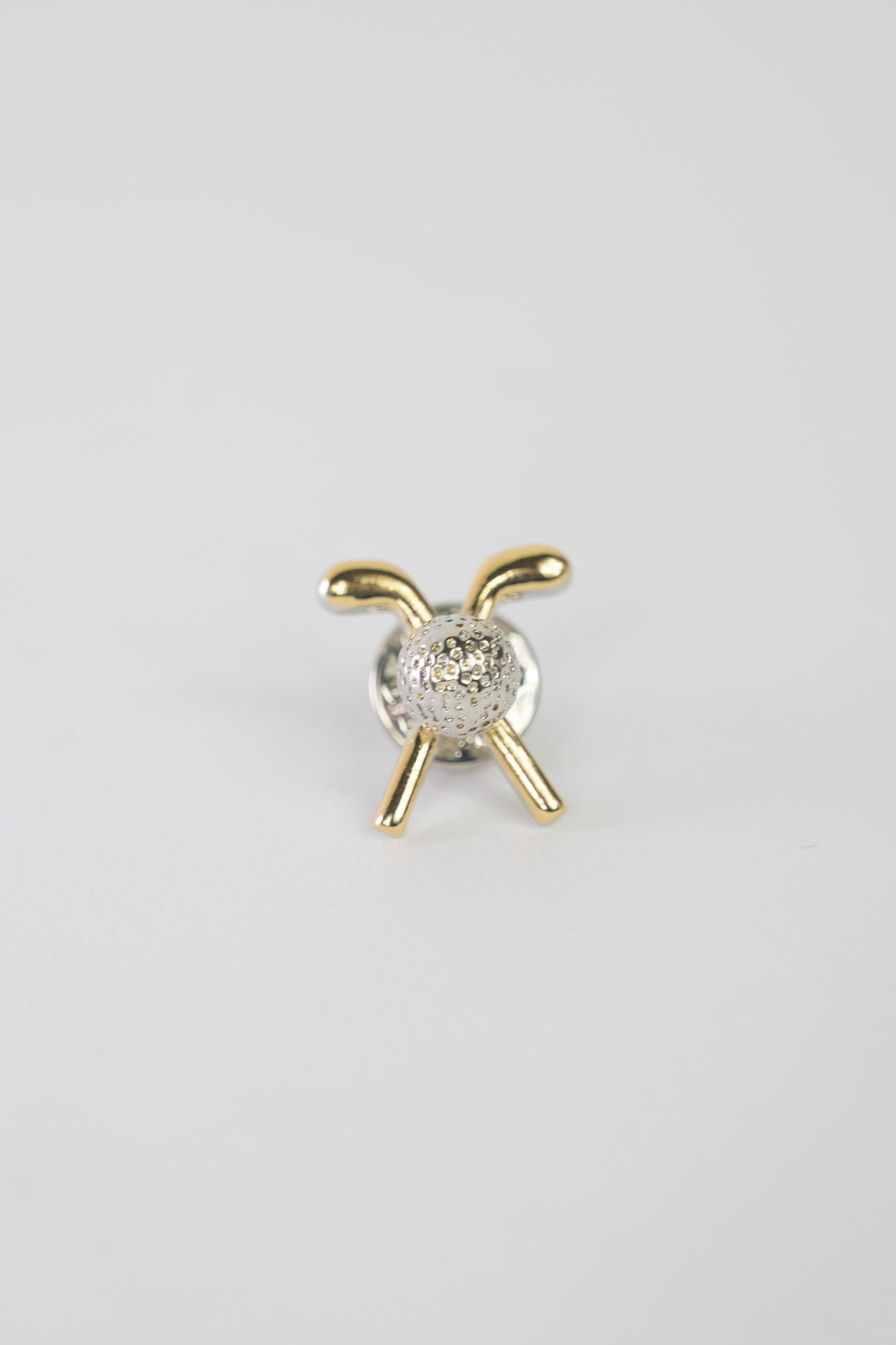 Pin boutonniere “Golf” para novios, padrinos o invitados.