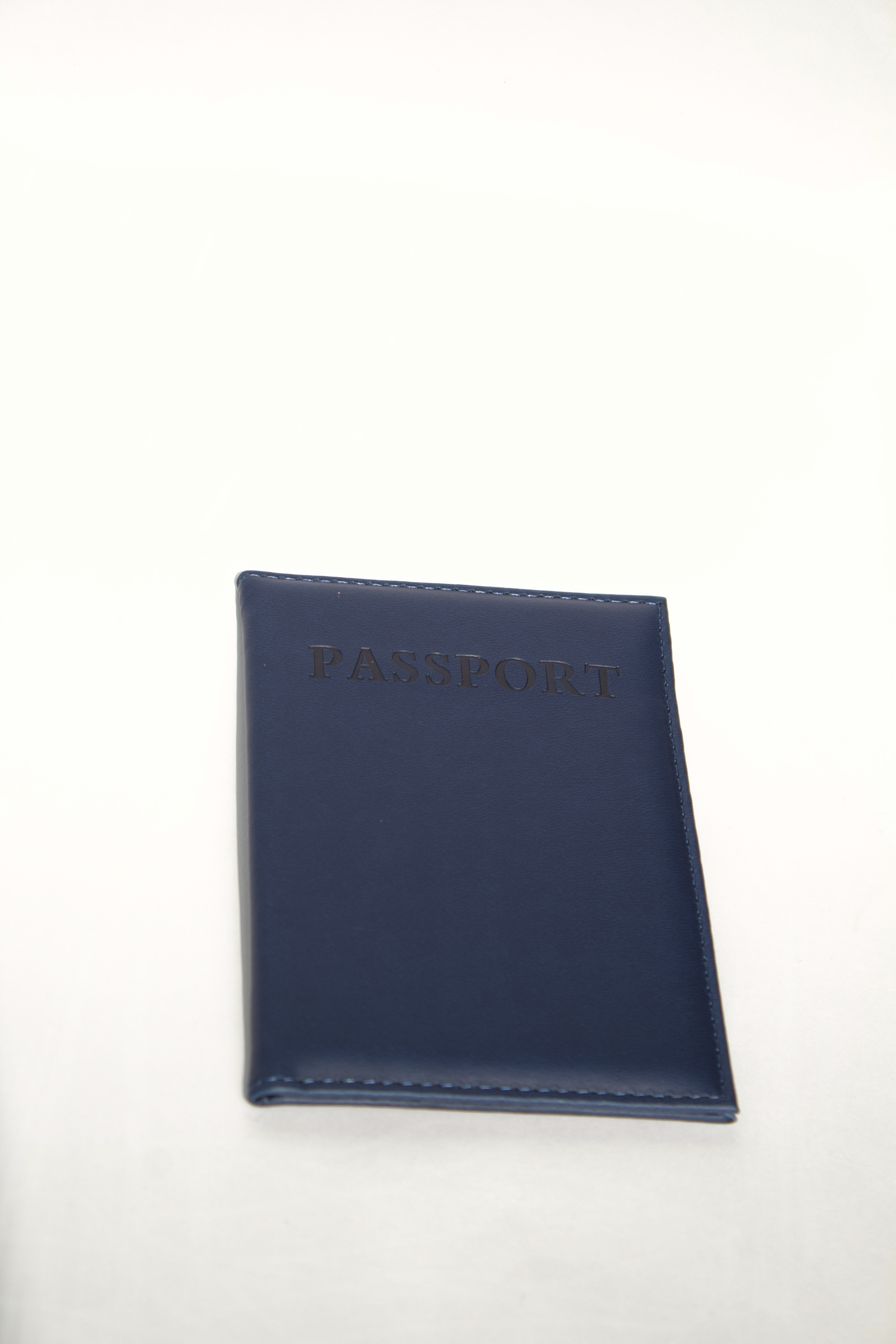 Portapasaporte personalizado de diferentes colores con vinil para viajes o despedidas de soltera.