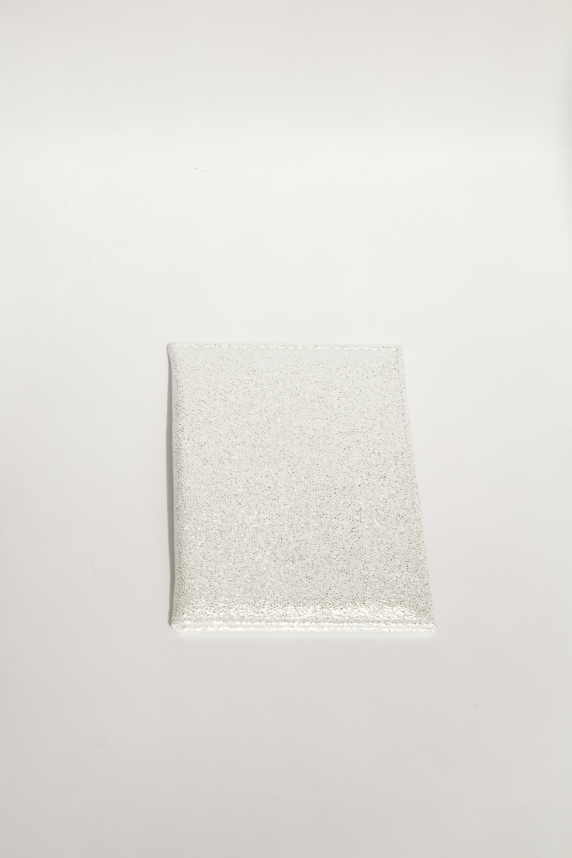 Portapasaporte personalizado de diferentes colores con vinil para viajes o despedidas de soltera.