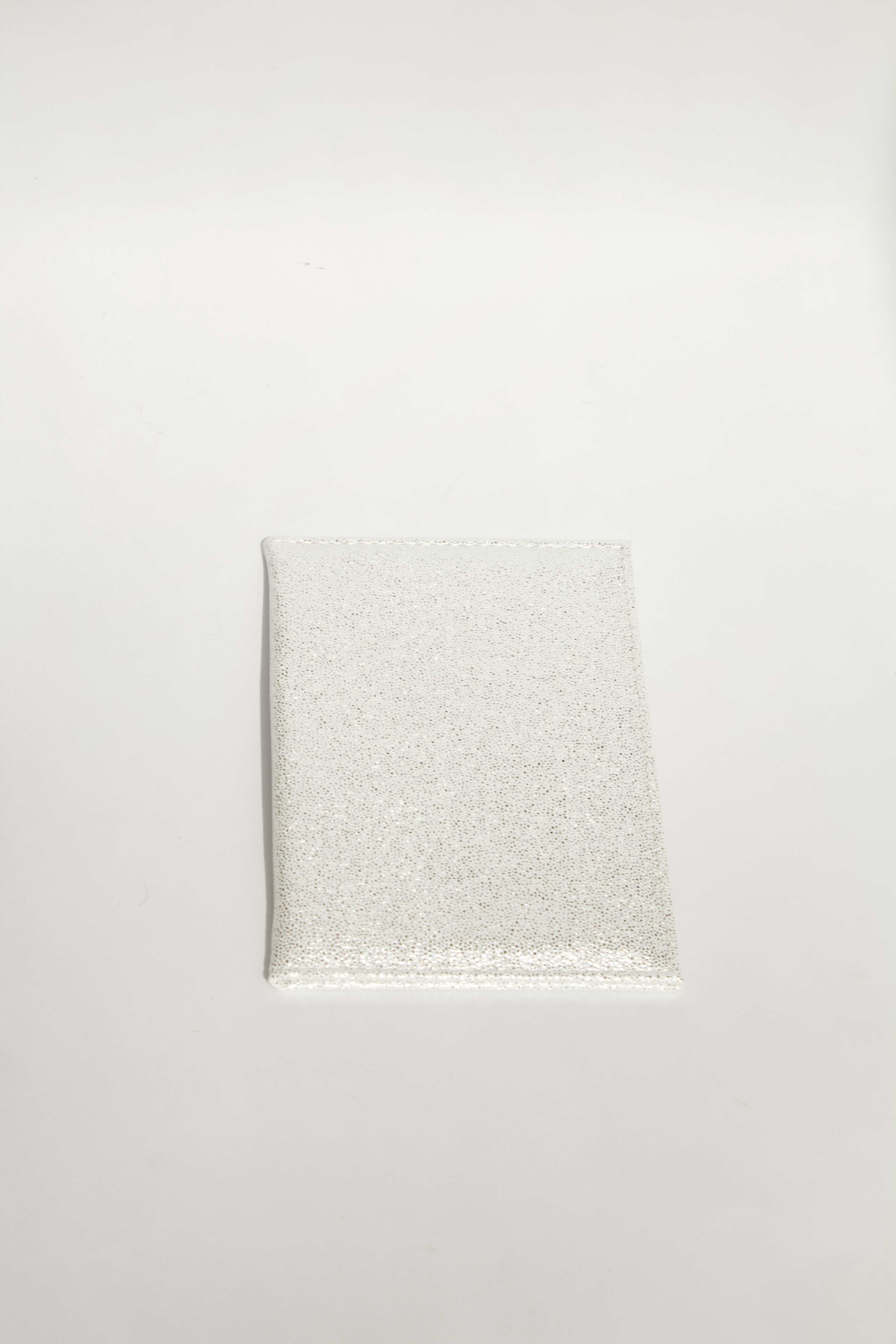 Portapasaporte personalizado de diferentes colores con vinil para viajes o despedidas de soltera.