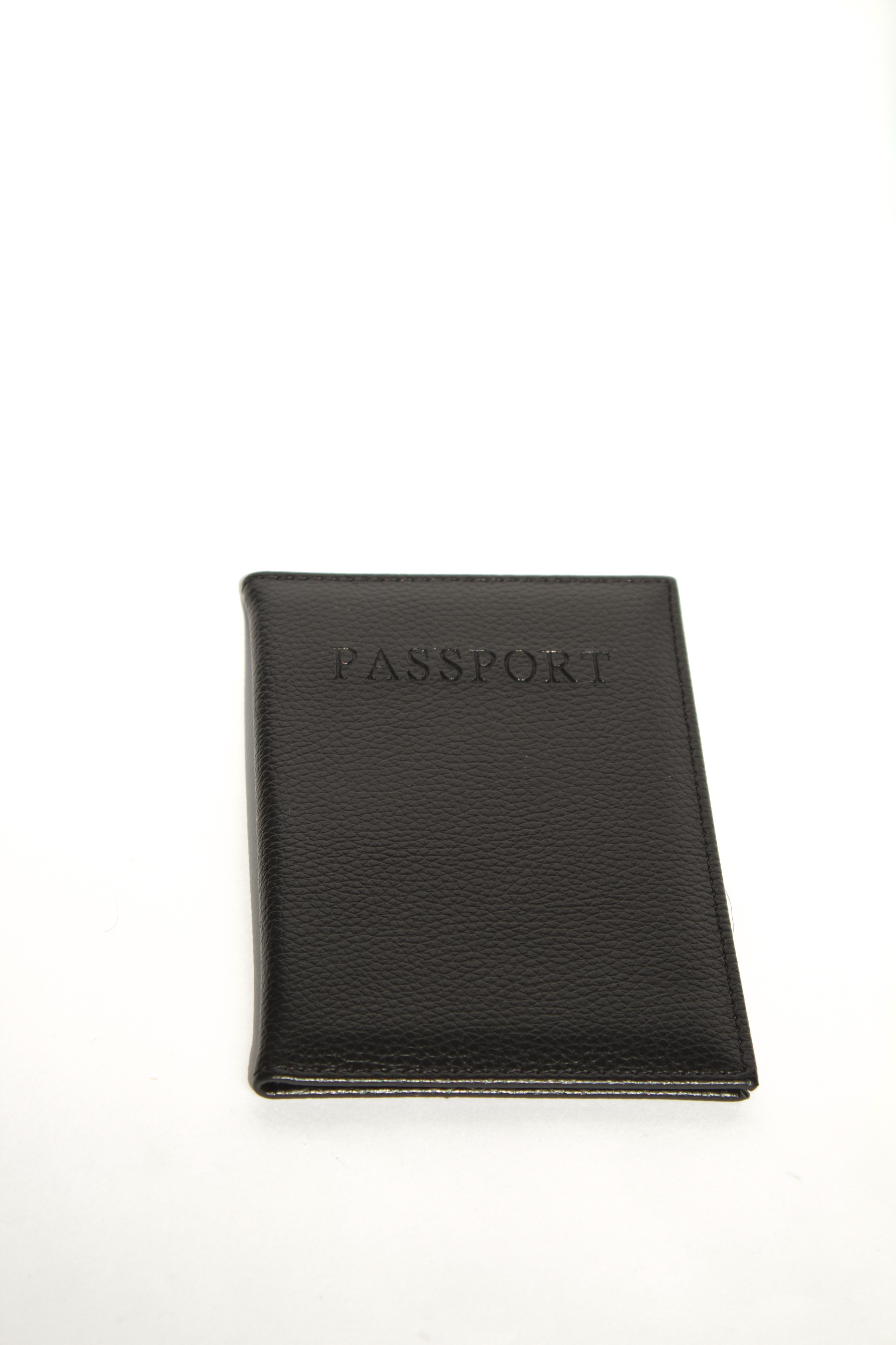 Portapasaporte personalizado de diferentes colores con vinil para viajes o despedidas de soltera.