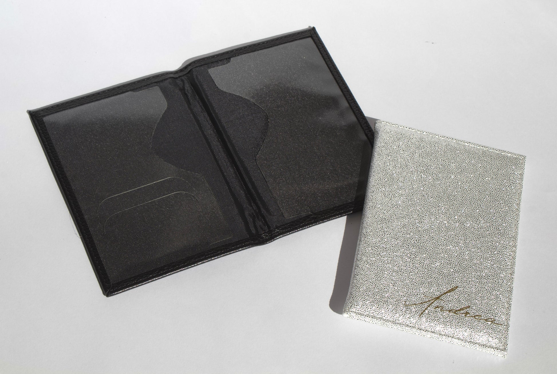 Portapasaporte personalizado de diferentes colores con vinil para viajes o despedidas de soltera.