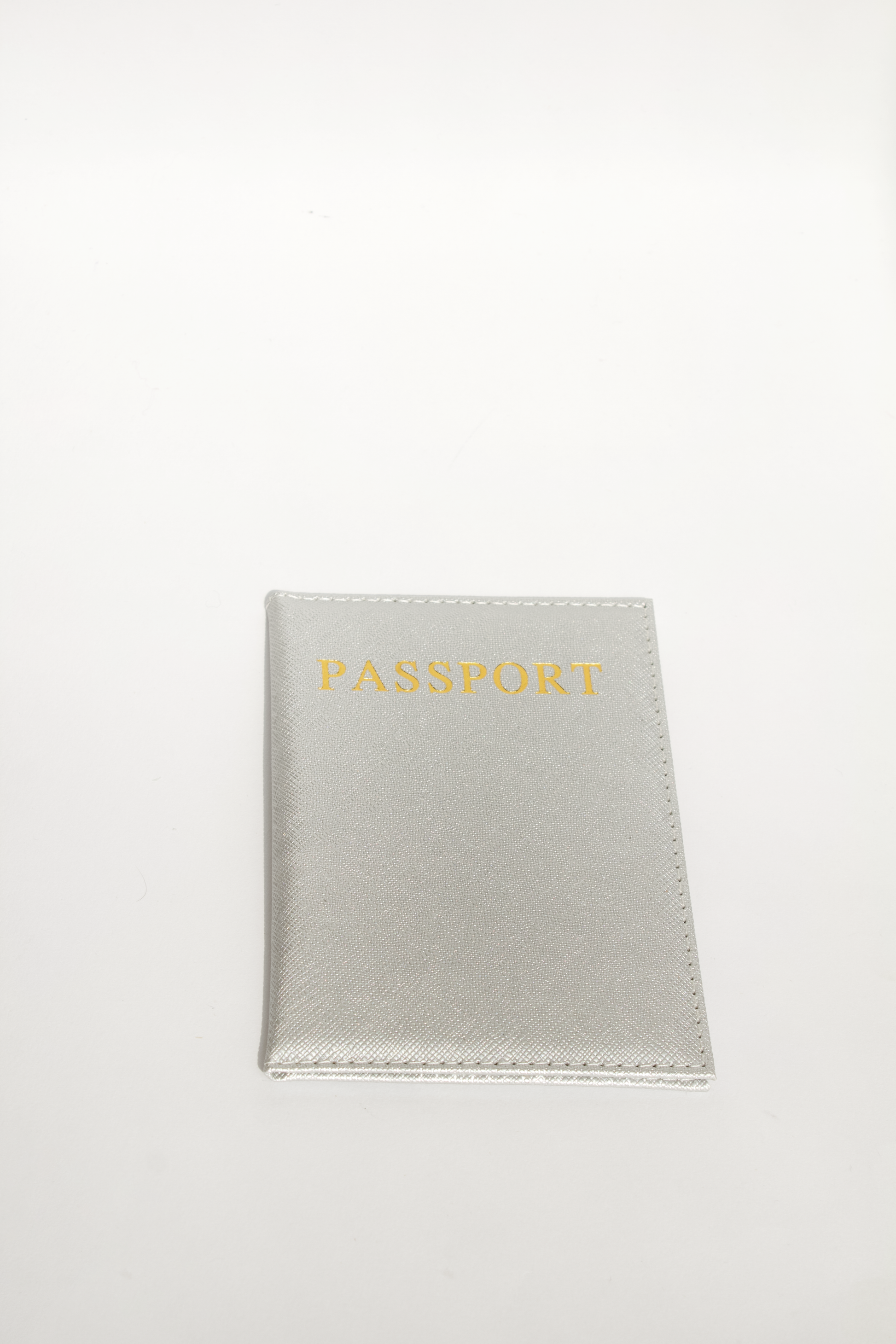 Portapasaporte personalizado de diferentes colores con vinil para viajes o despedidas de soltera.