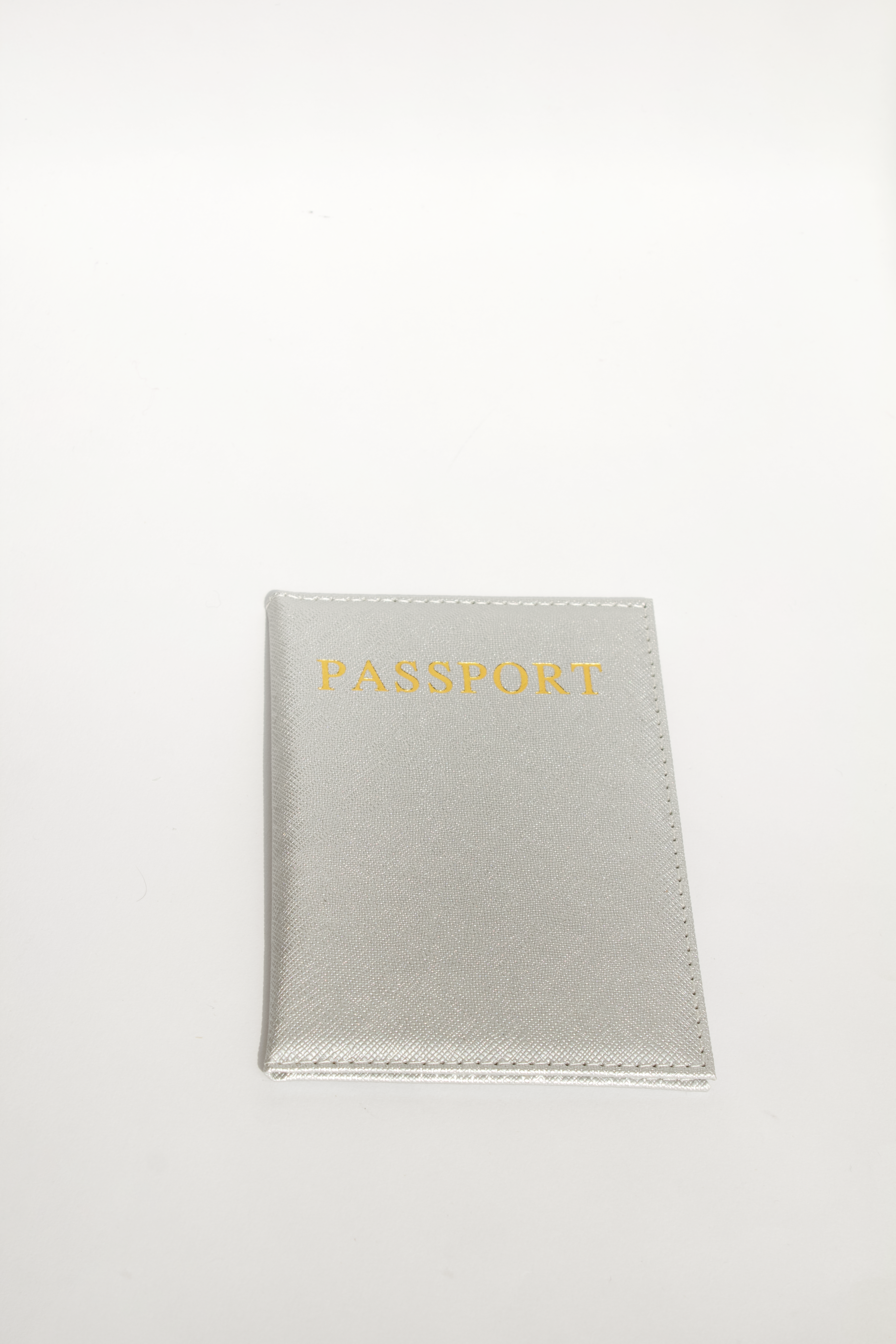 Portapasaporte personalizado de diferentes colores con vinil para viajes o despedidas de soltera.