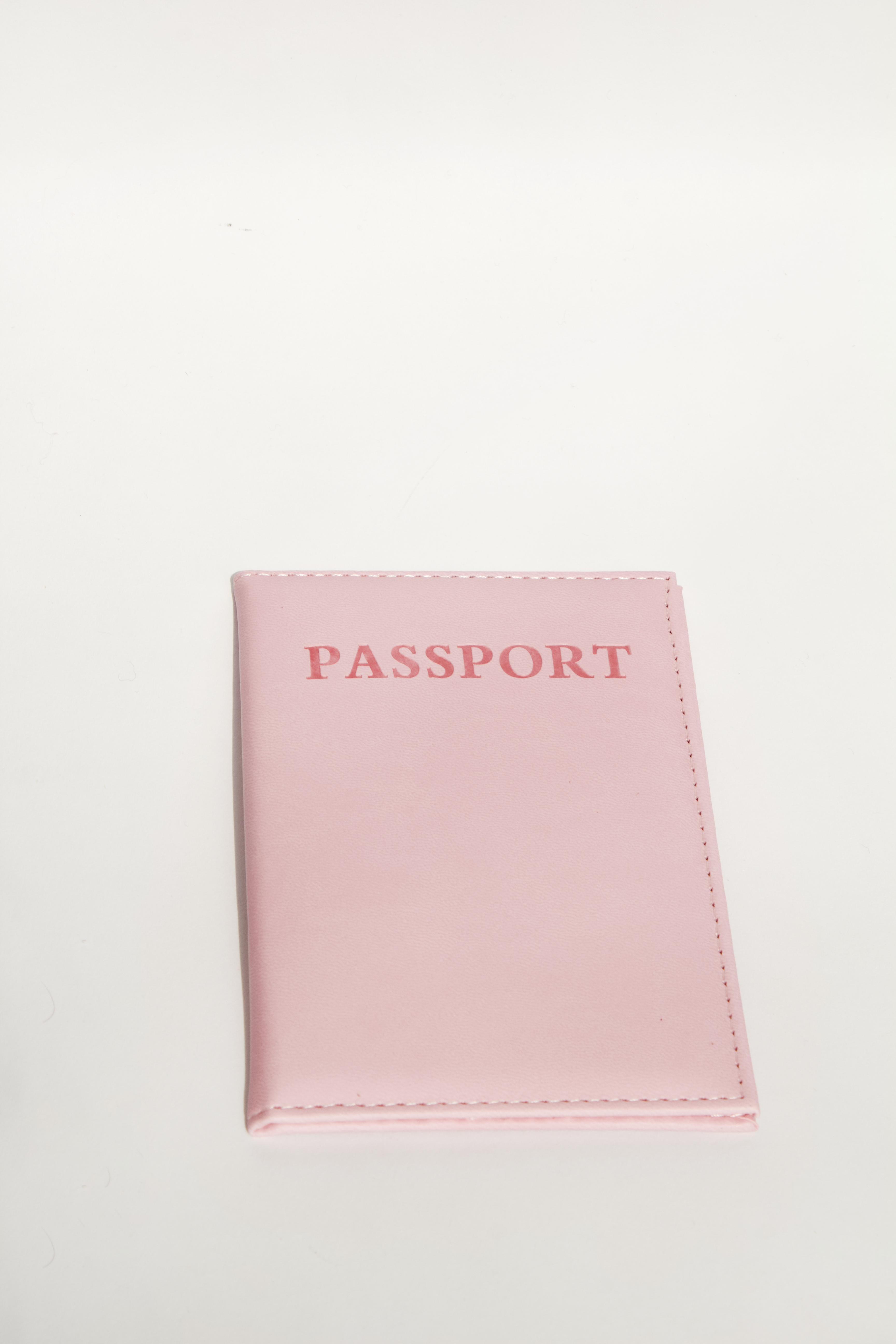 Portapasaporte personalizado de diferentes colores con vinil para viajes o despedidas de soltera.