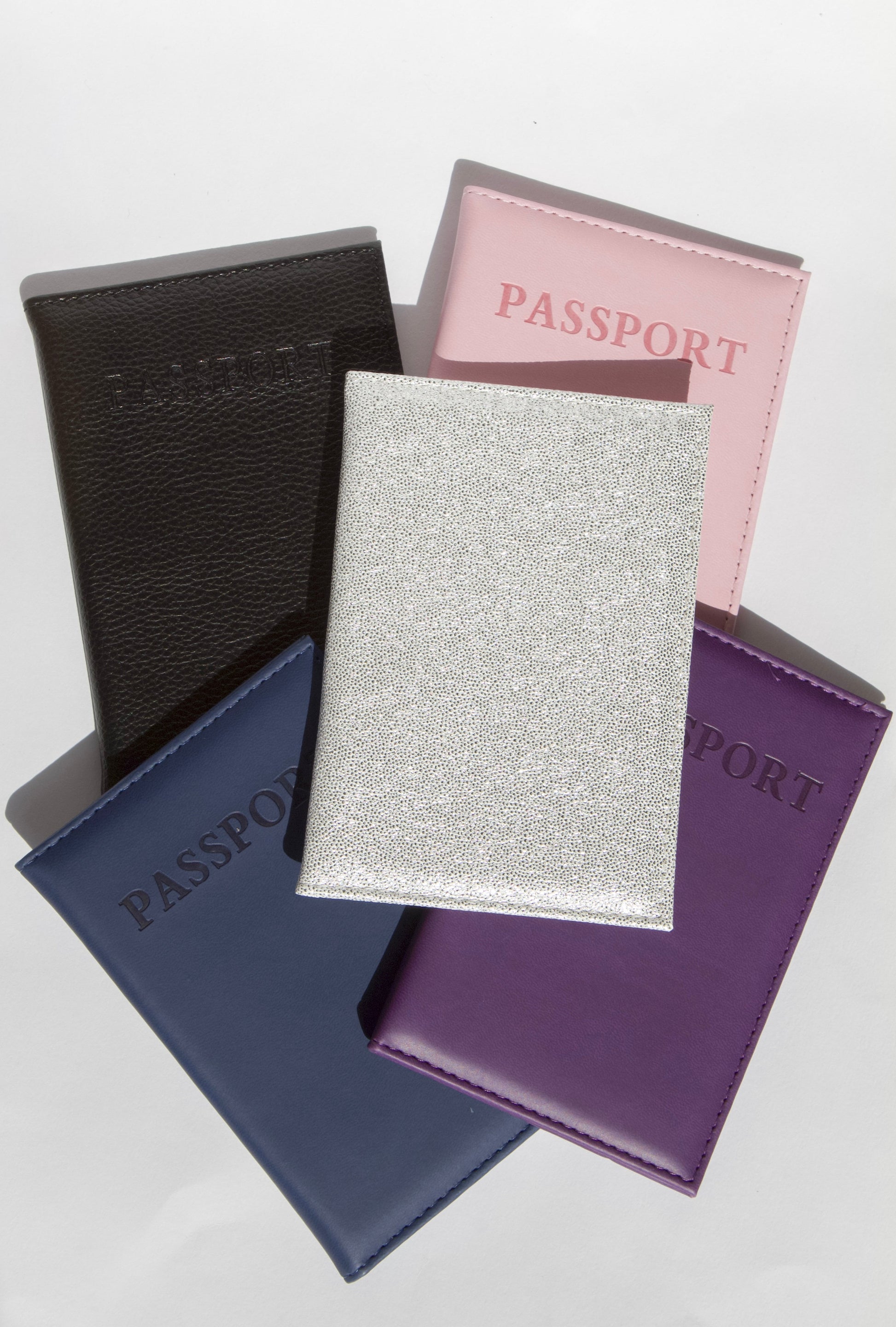 Portapasaporte personalizado de diferentes colores con vinil para viajes o despedidas de soltera.