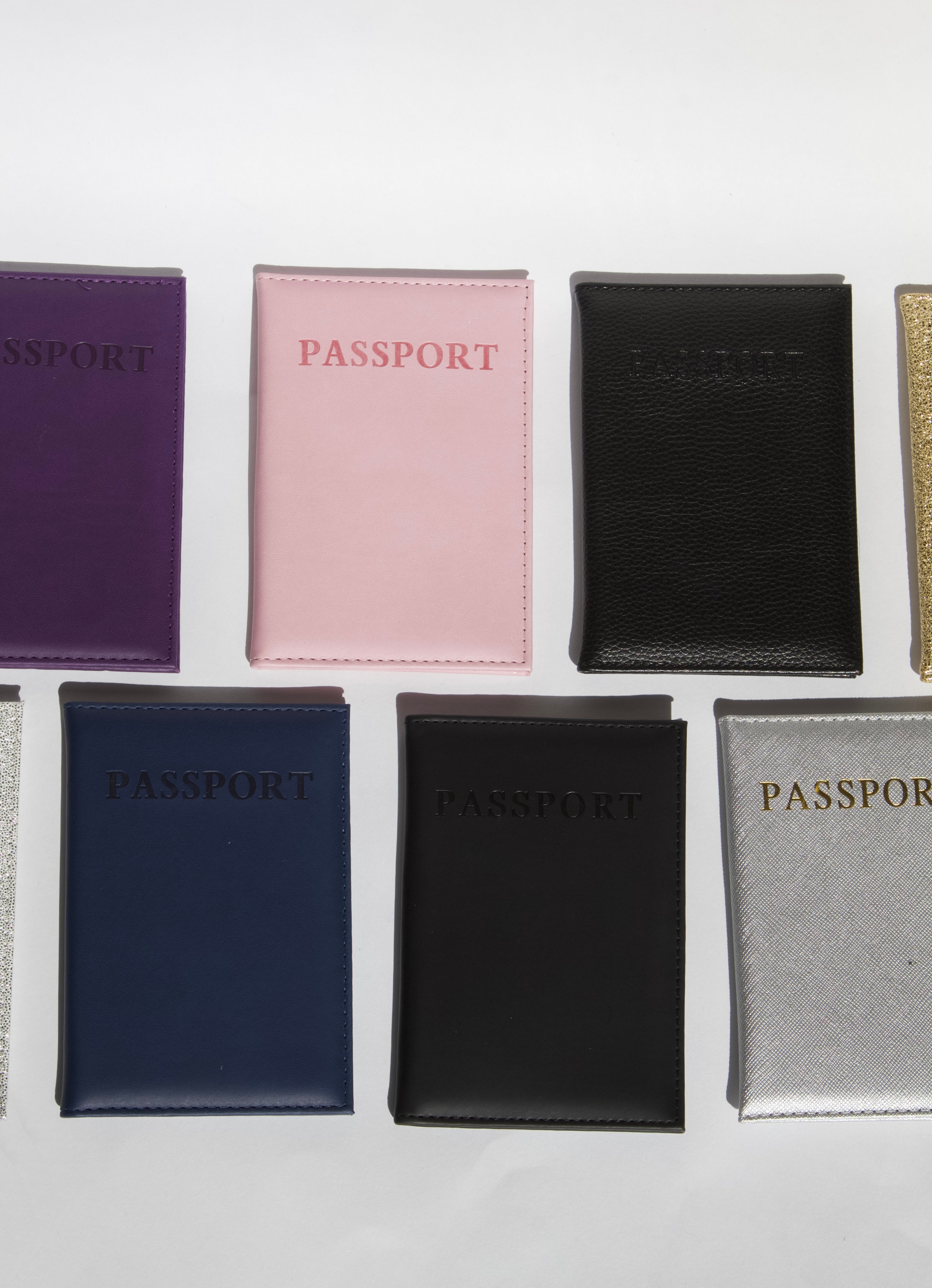 Portapasaporte personalizado de diferentes colores con vinil para viajes o despedidas de soltera.
