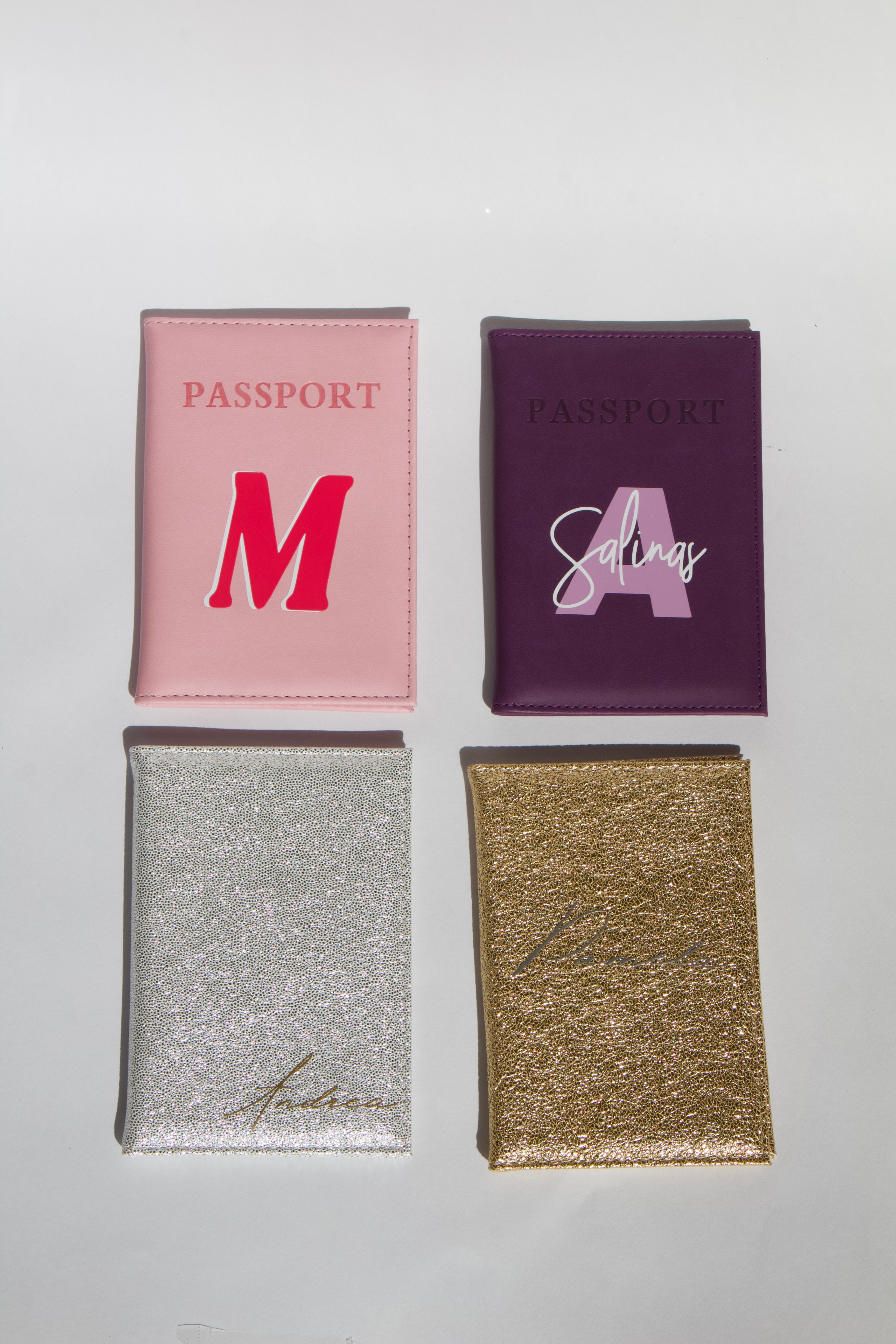 Portapasaporte personalizado de diferentes colores con vinil para viajes o despedidas de soltera.