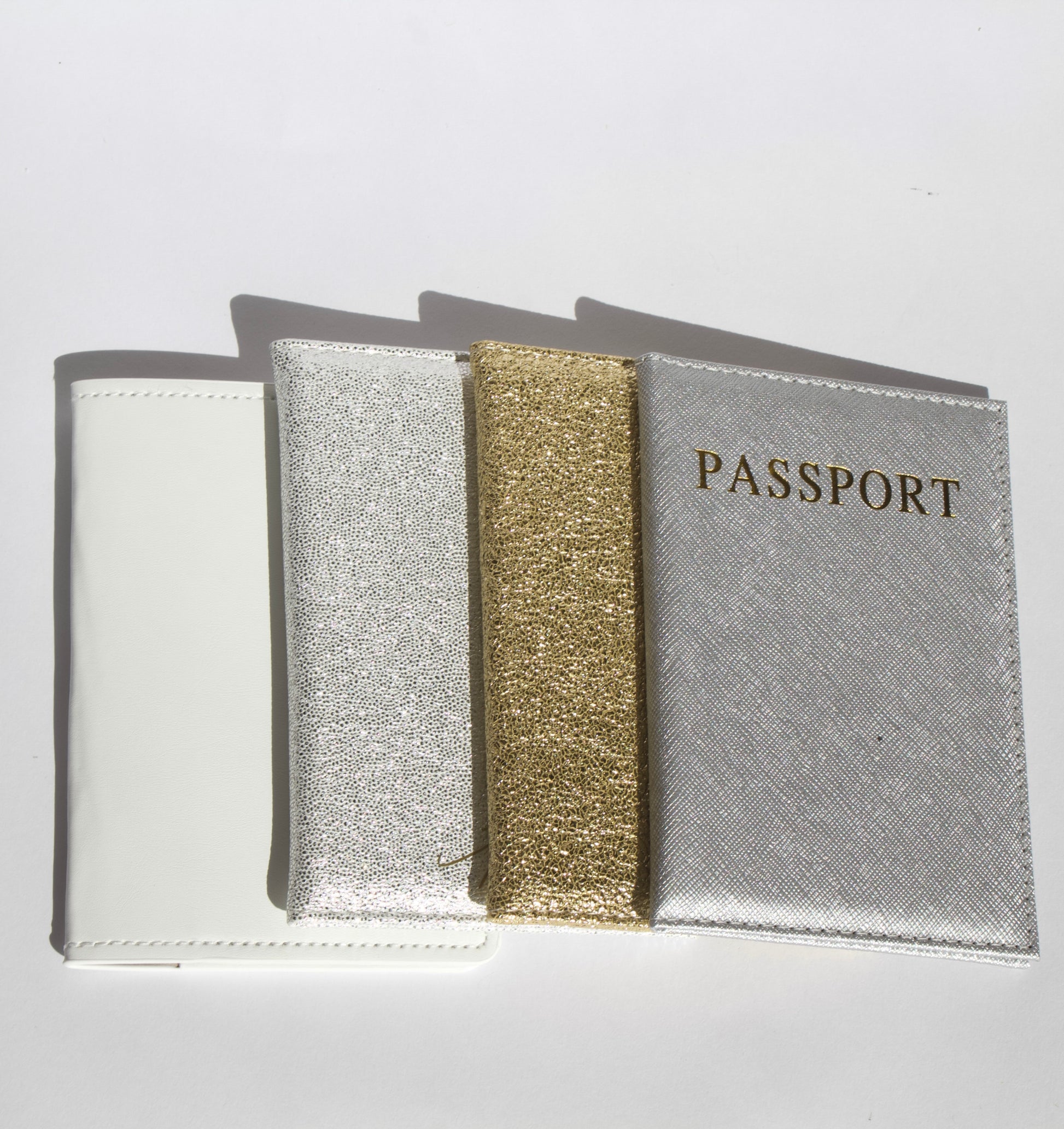 Portapasaporte personalizado de diferentes colores con vinil para viajes o despedidas de soltera.