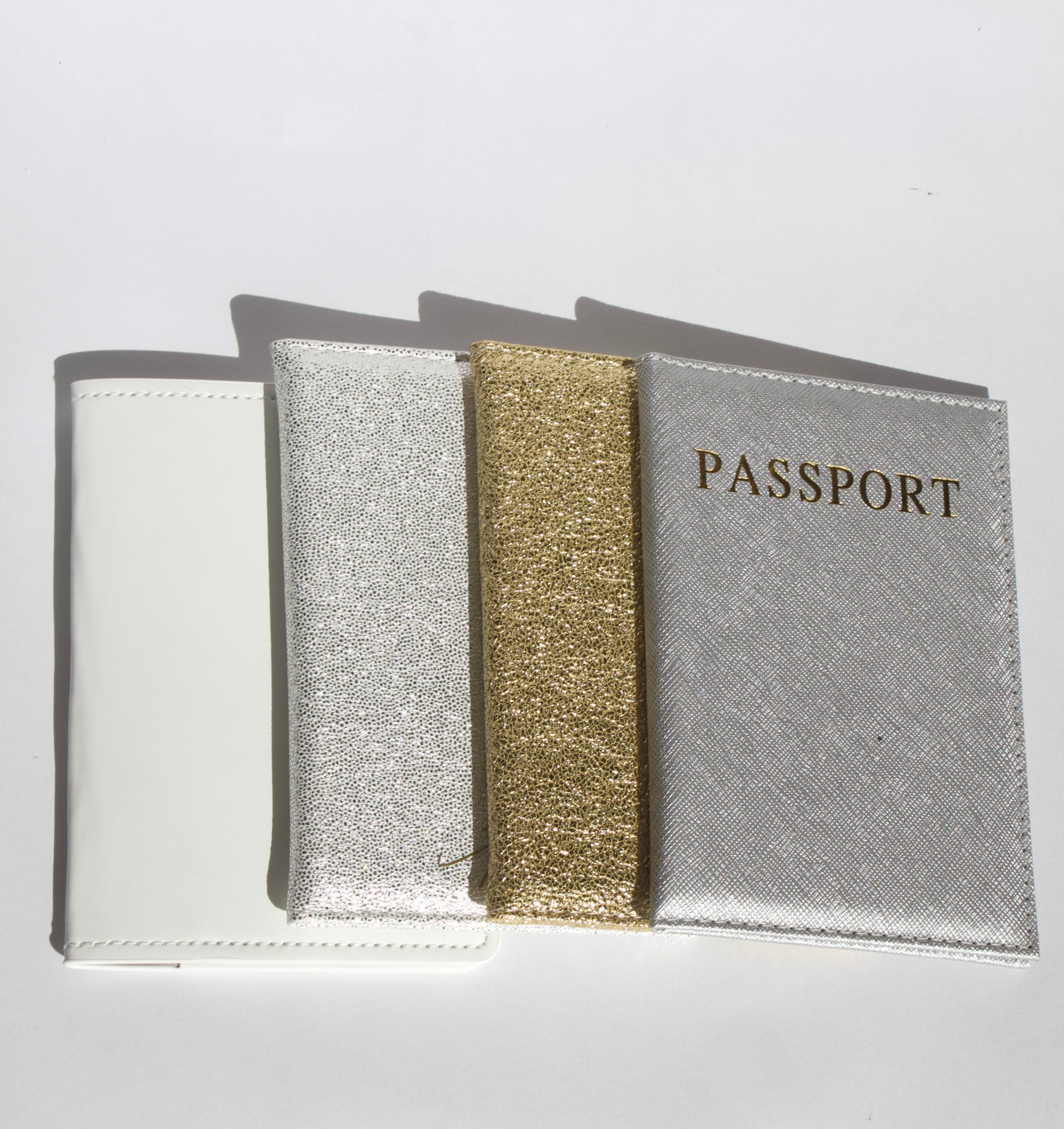 Portapasaporte personalizado de diferentes colores con vinil para viajes o despedidas de soltera.