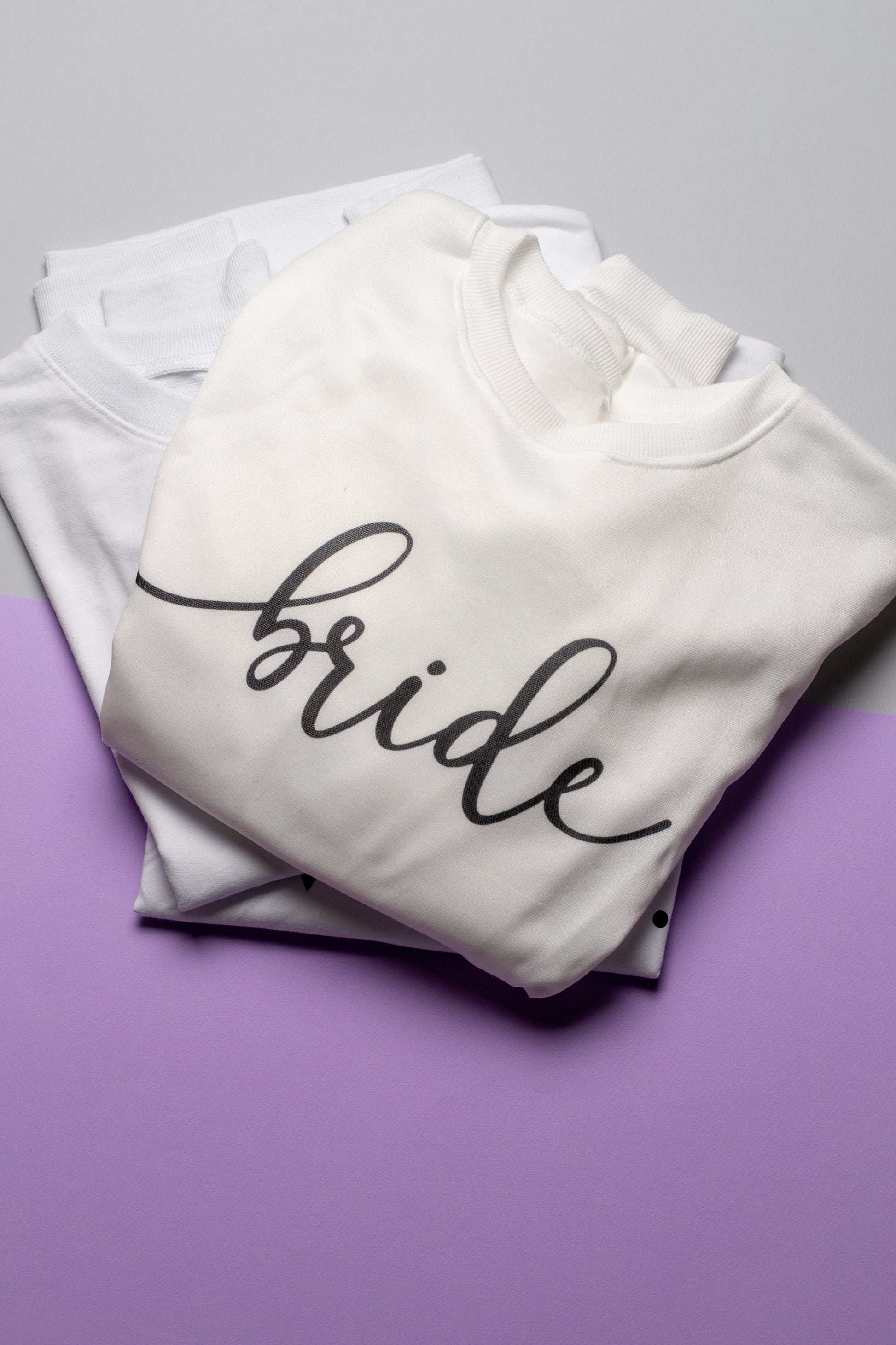 Sudadera blanca manga larga "bride" letras negras para la novia. Ideal para despedida de soltera o de camino a tu honeymoon.