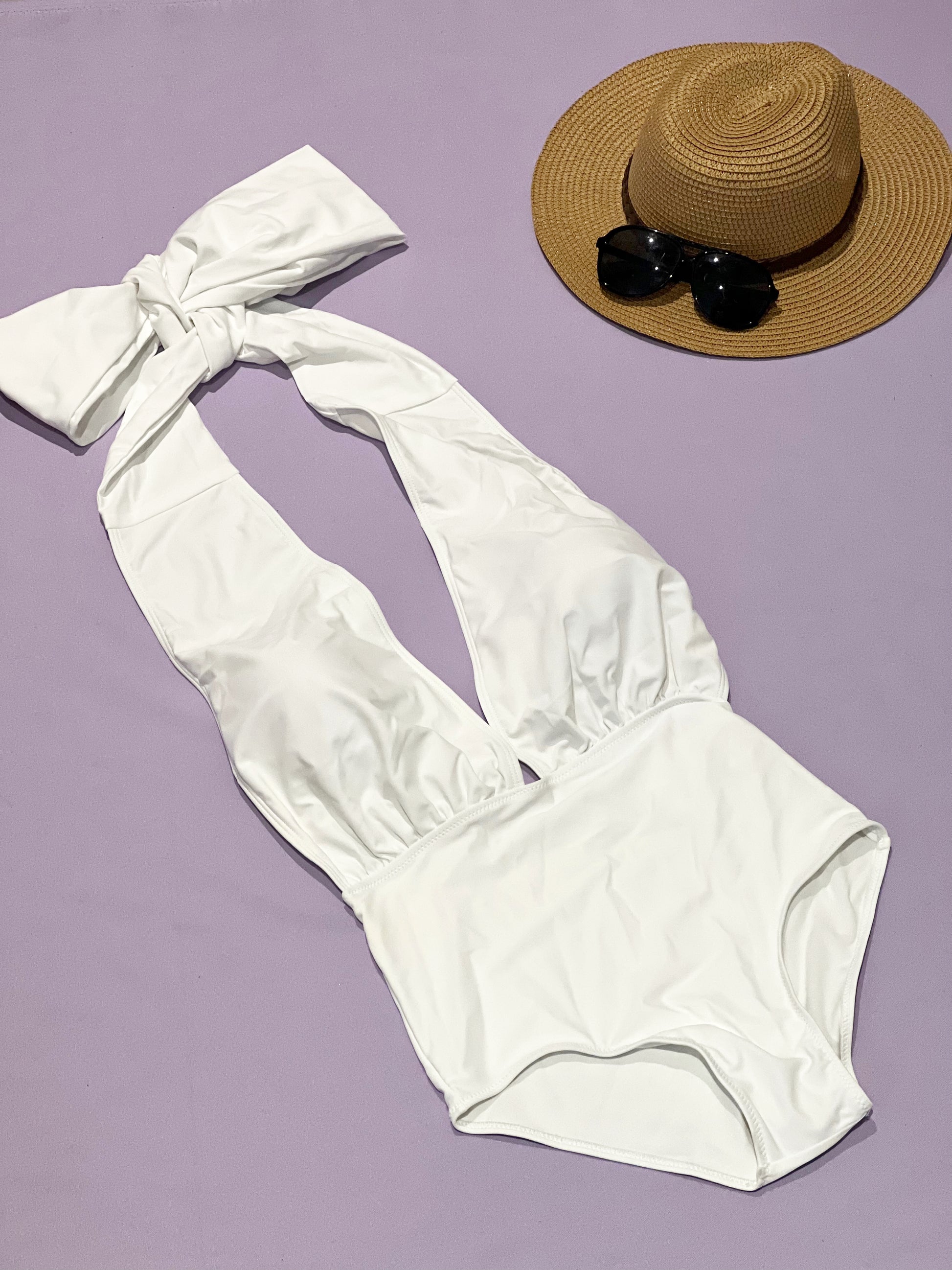 Traje de baño de una pieza completo color blanco estilo halterofilias con escote en V