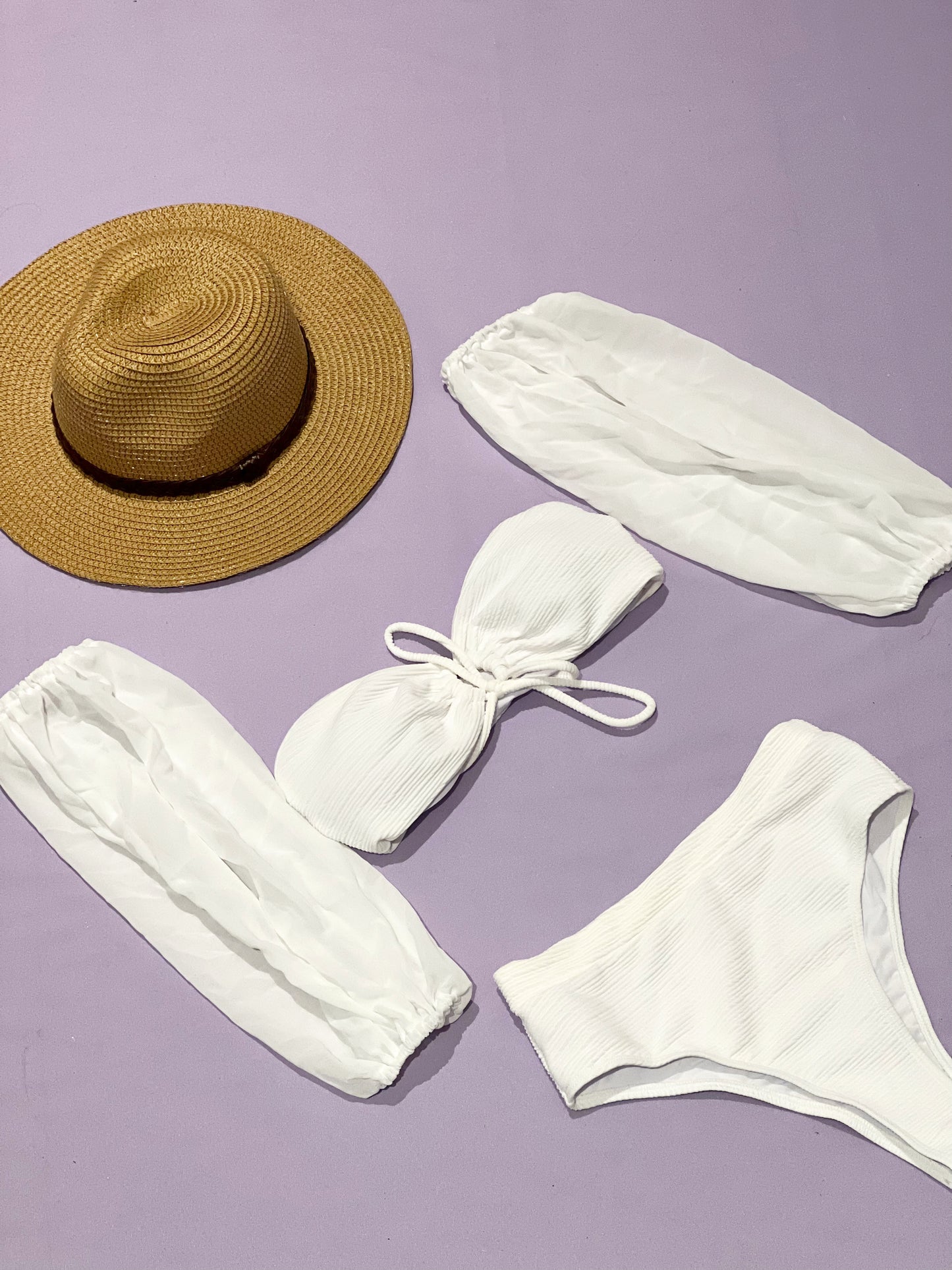Traje de baño de tres piezas color blanco. Top, calzón y mangas adicionales. Ideal para tu despedida de soltera en la playa.