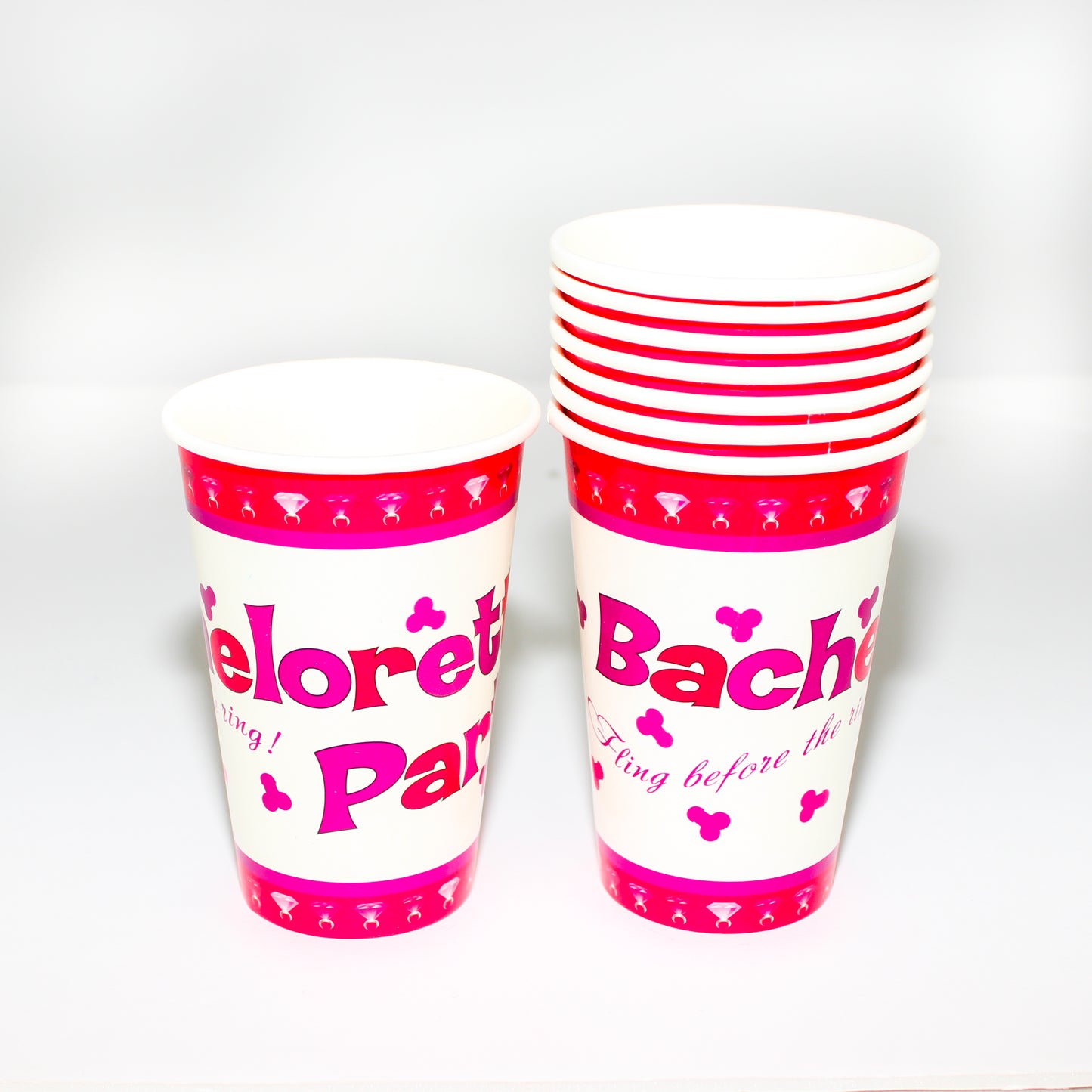 Vasos rosa con blanco con texto "Bachelorette Party" 