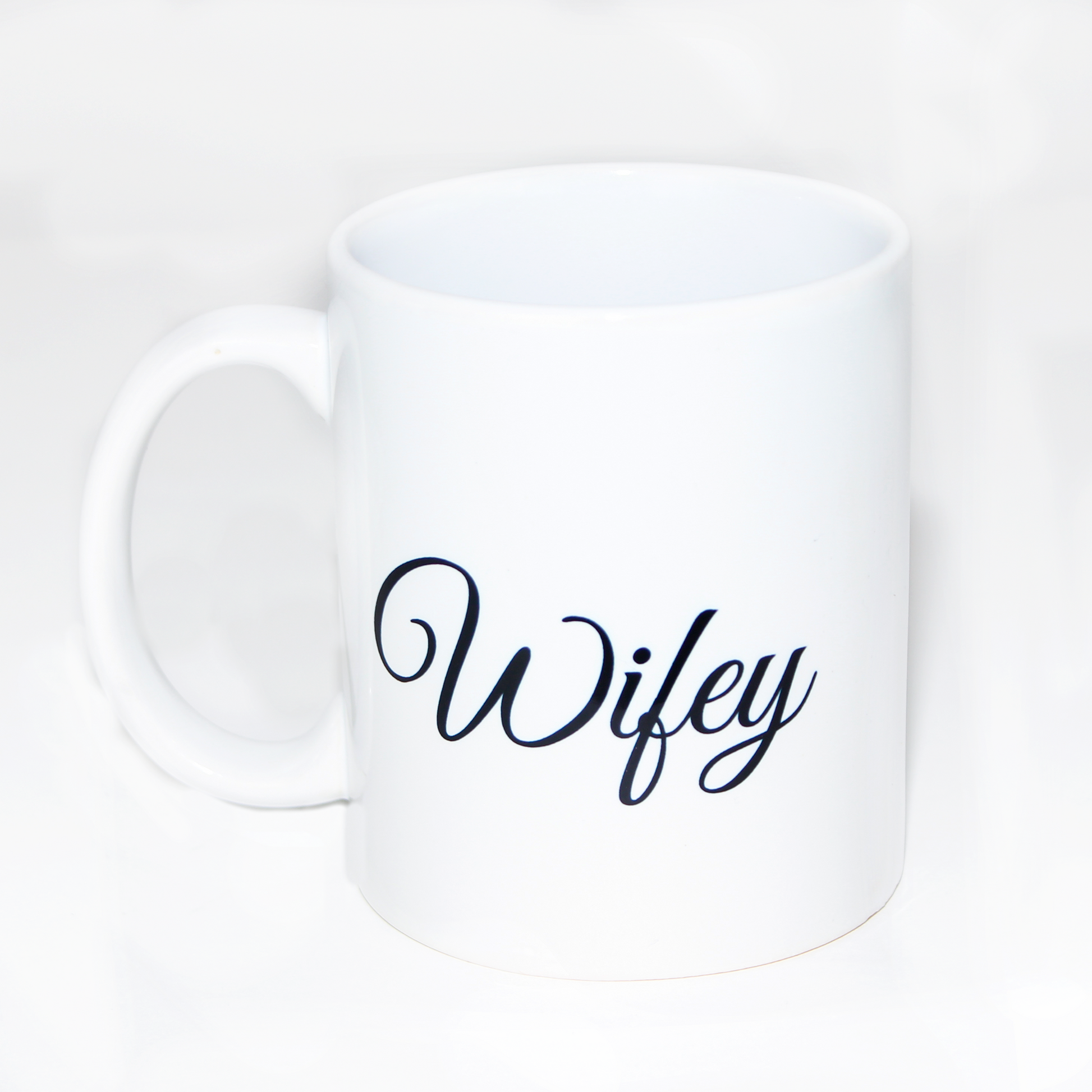 Taza en color blanco con texto "Wifey" en color negro