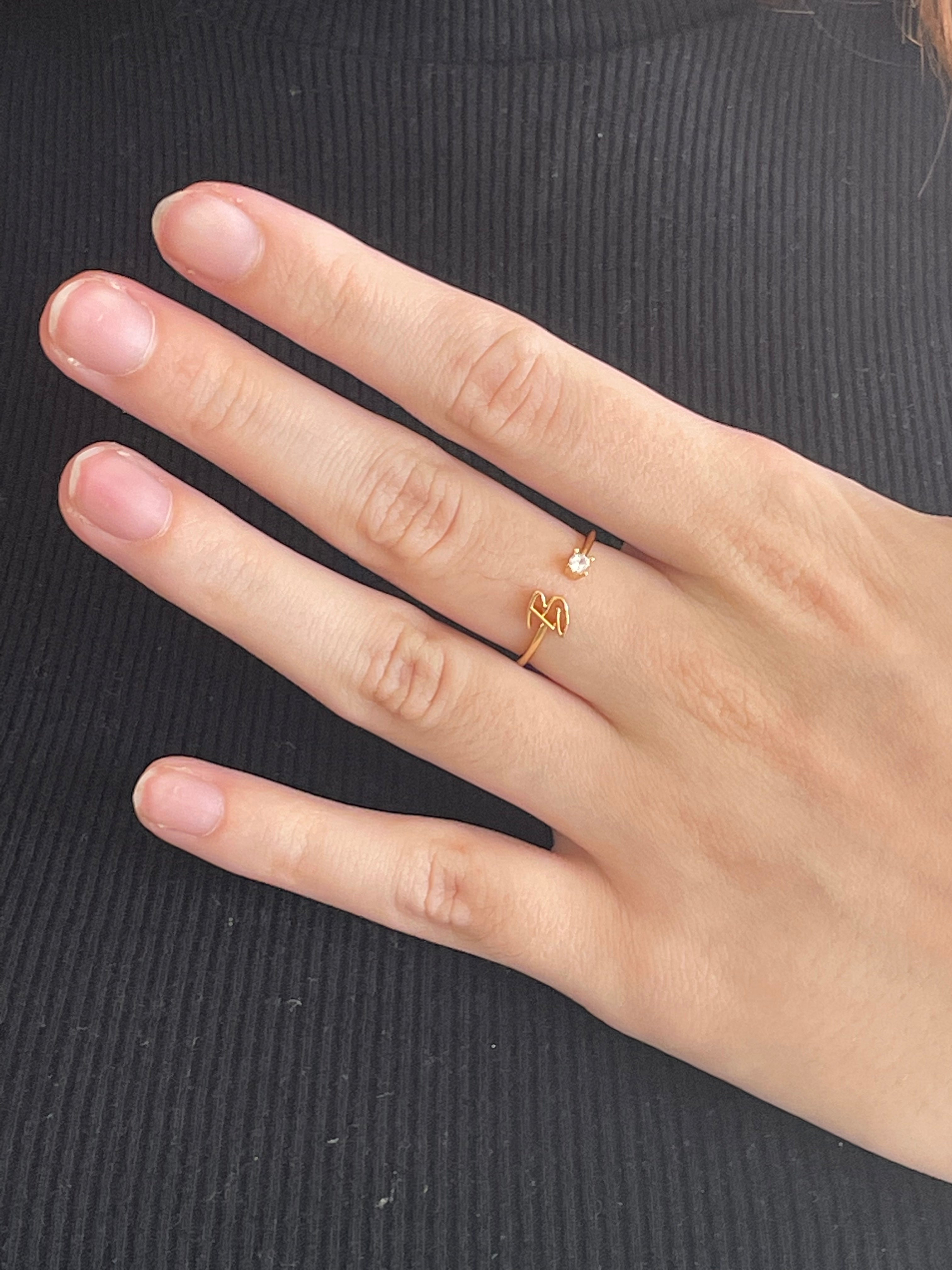 Anillo con inicial y brillante dorado