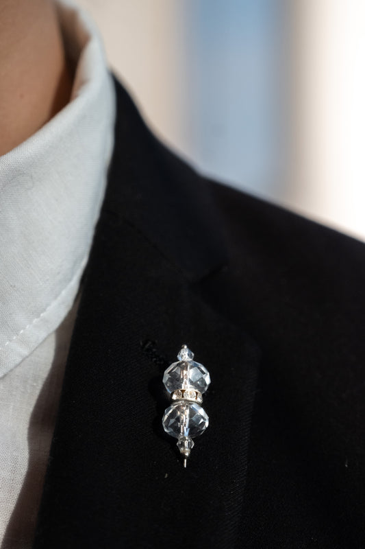 Boutonniere con dos diamantes en forma de cetro 