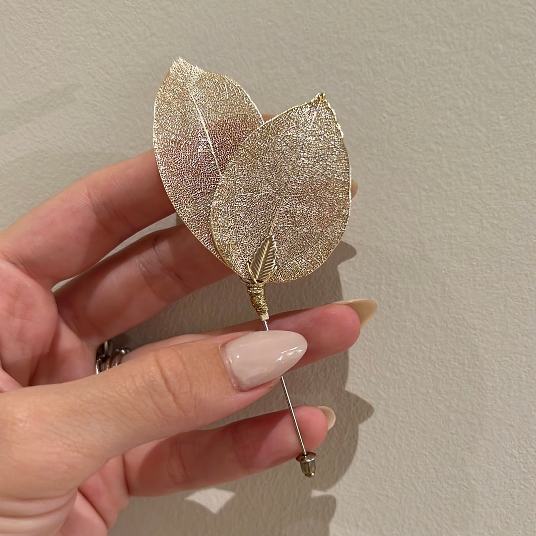 Boutonniere Hoja Dorada Doble