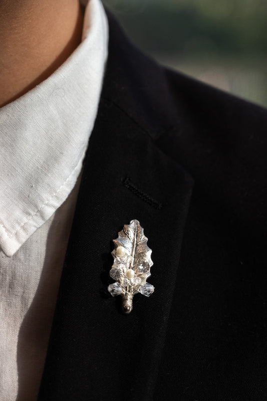 Boutonniere en forma de  hoja lobada plateada con cristales