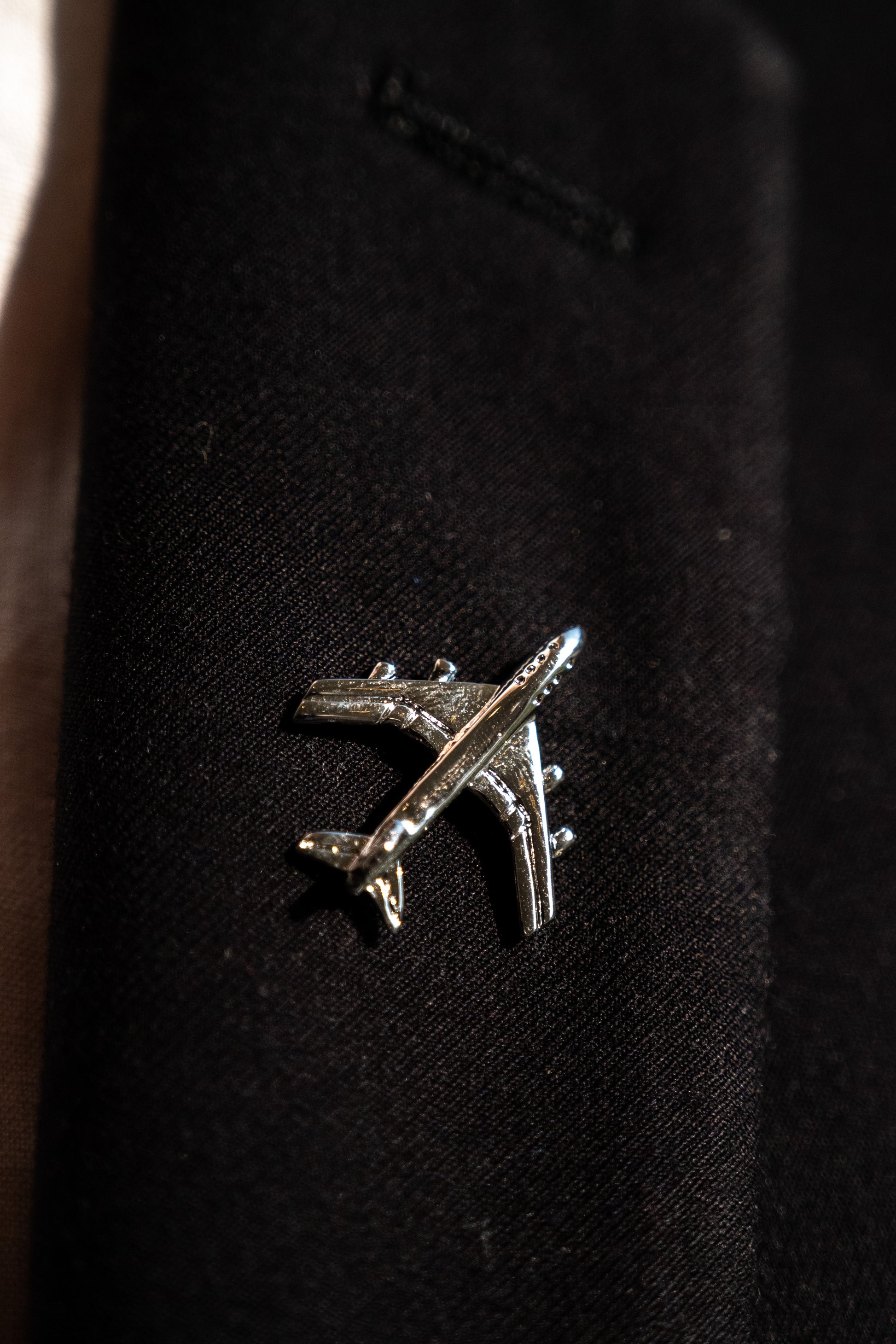 Pin boutonnière en forma de avion en color plateado